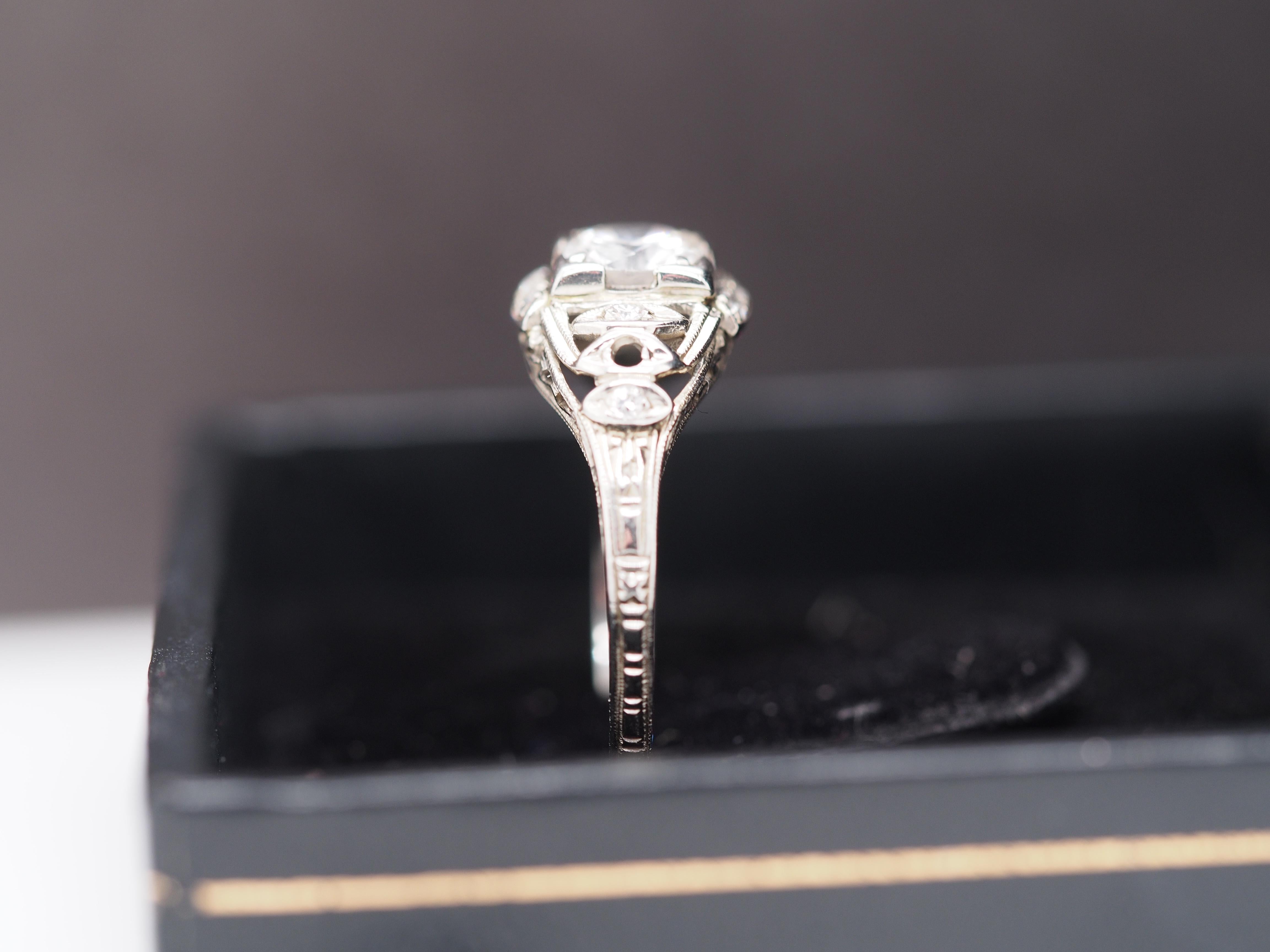 Anillo de compromiso de diamantes de oro blanco de 18 quilates Art Decó de los años 40 de 0,60 ct en venta 3