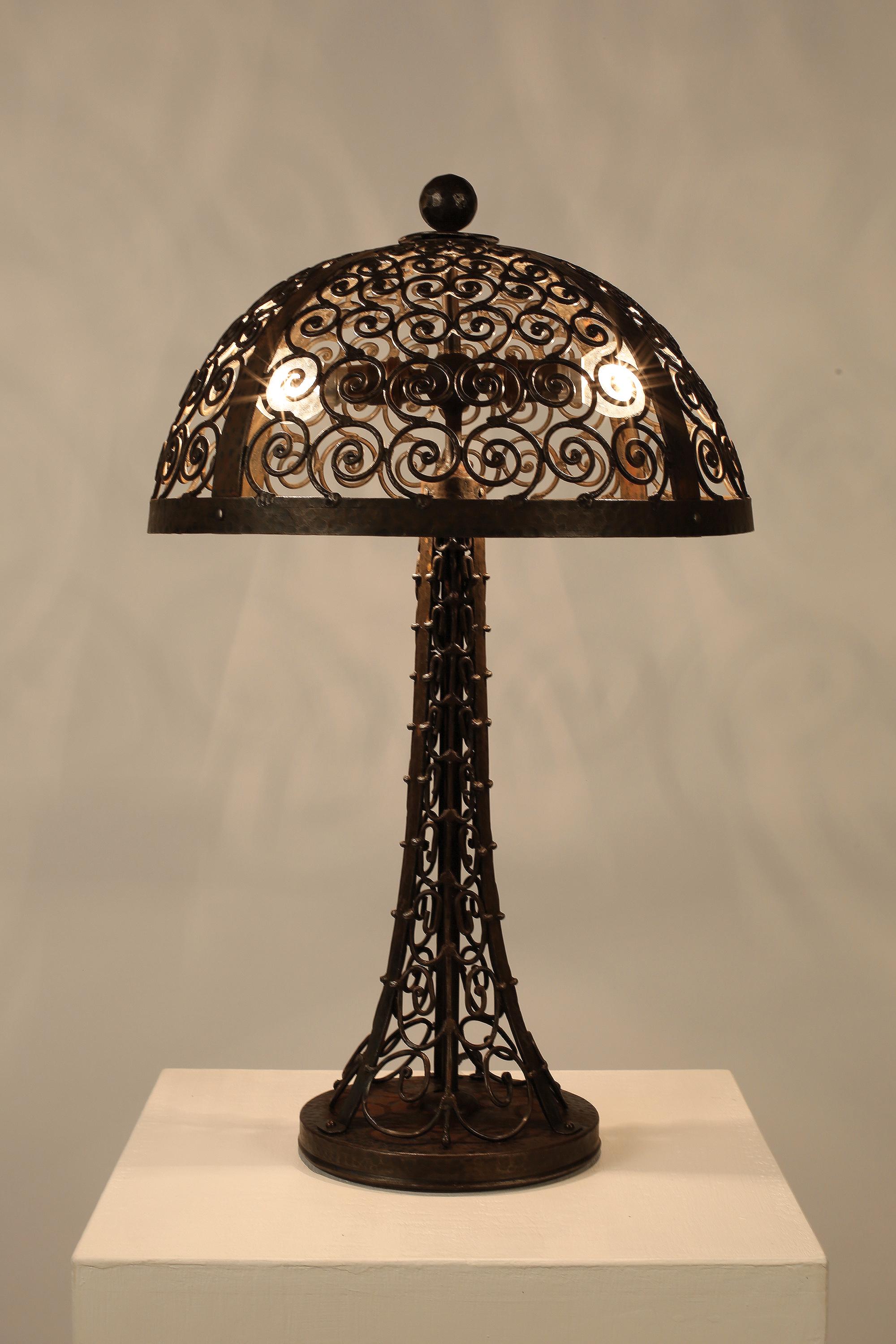 Autrichien Lampe à poser autrichienne en ferronnerie Art déco des années 1940 en vente