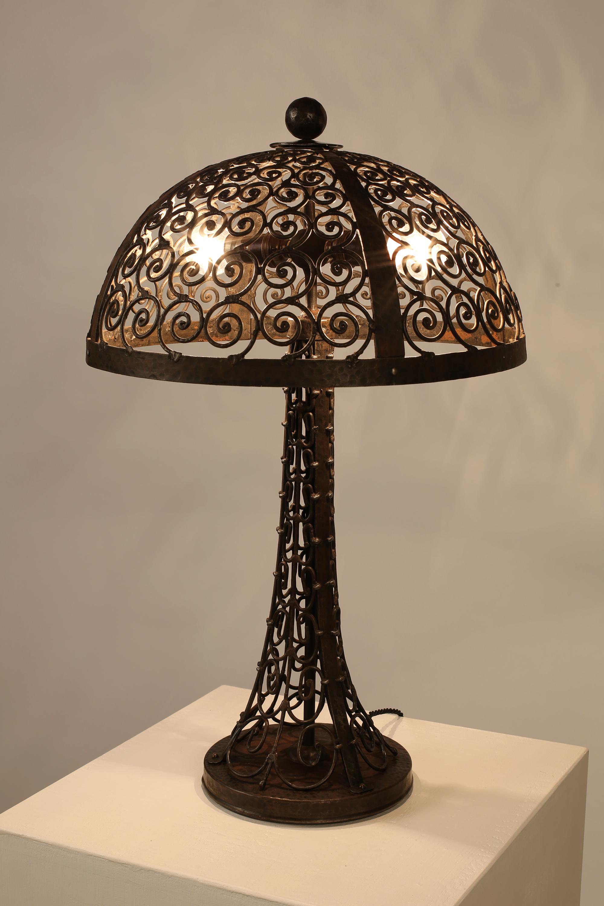 Lampe à poser autrichienne en ferronnerie Art déco des années 1940 Bon état - En vente à London, GB