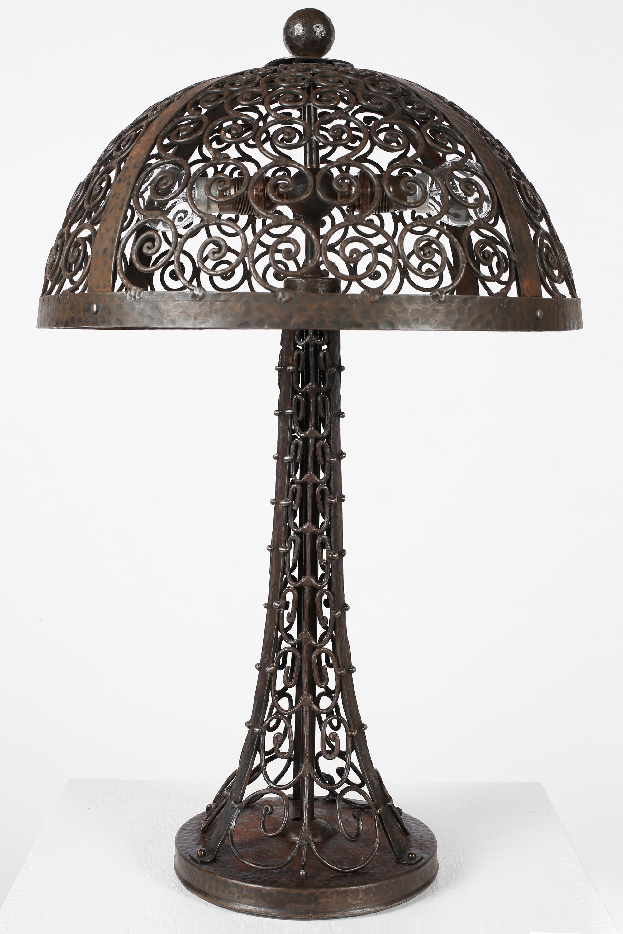 Fer Lampe à poser autrichienne en ferronnerie Art déco des années 1940 en vente