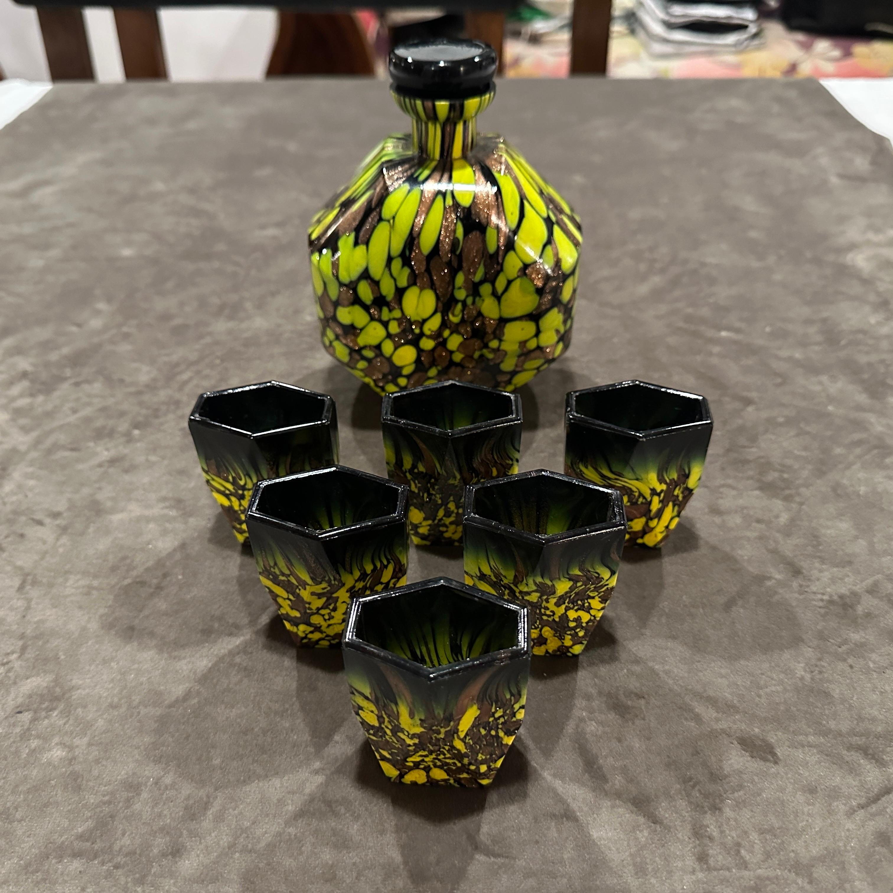 Set de carafes à rosolio en verre de Murano avec aventurine exquise des années 1940 
Cet ensemble de rosolio Art déco des années 1940, unique et captivant, a été soufflé à la main de façon magistrale à Murano, en Italie. Ce superbe ensemble incarne