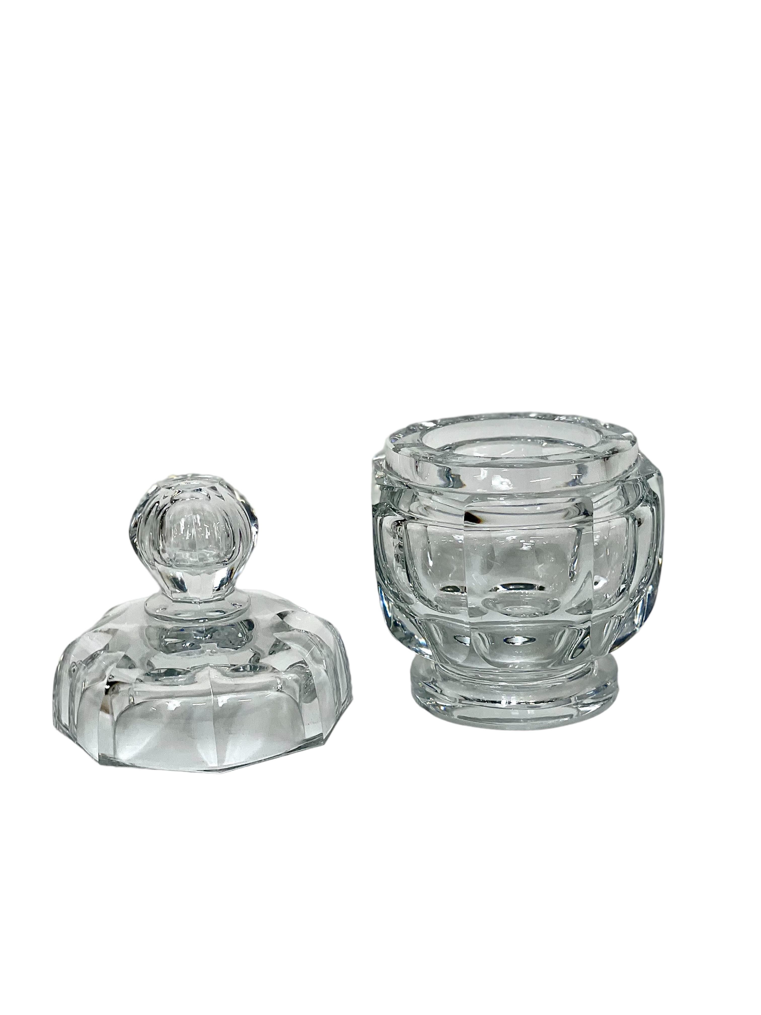 A charming 1940s Art Deco crystal lidded powder box, from the renowned glass manufacturer Baccarat, and originally used as a container for loose face powder, and perhaps a powder puff. This beautiful and substantial crystal, faceted jar, with its