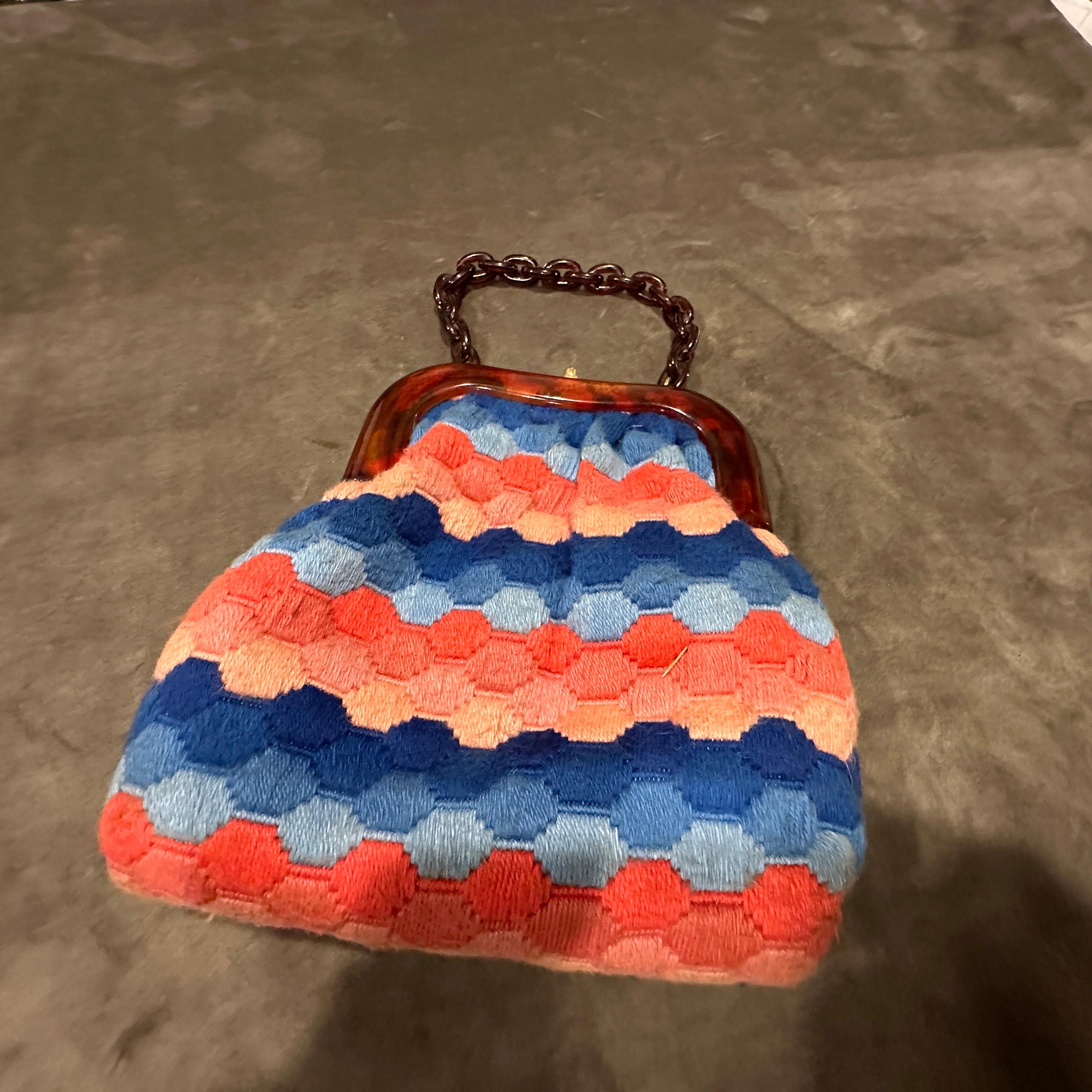 Un exquisito bolso italiano Art Decó de los años 40 con asa superior
Esta pieza única combina a la perfección materiales lujosos y una artesanía meticulosa, encarnando el estilo sofisticado de la época.
La bolsa presenta un llamativo cuerpo textil