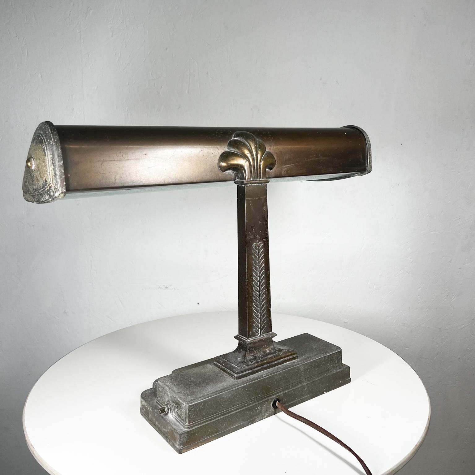 1940s Art Deco Banker Desk Lamp Patinated Metal Globe Specialty Co. Chicago 9