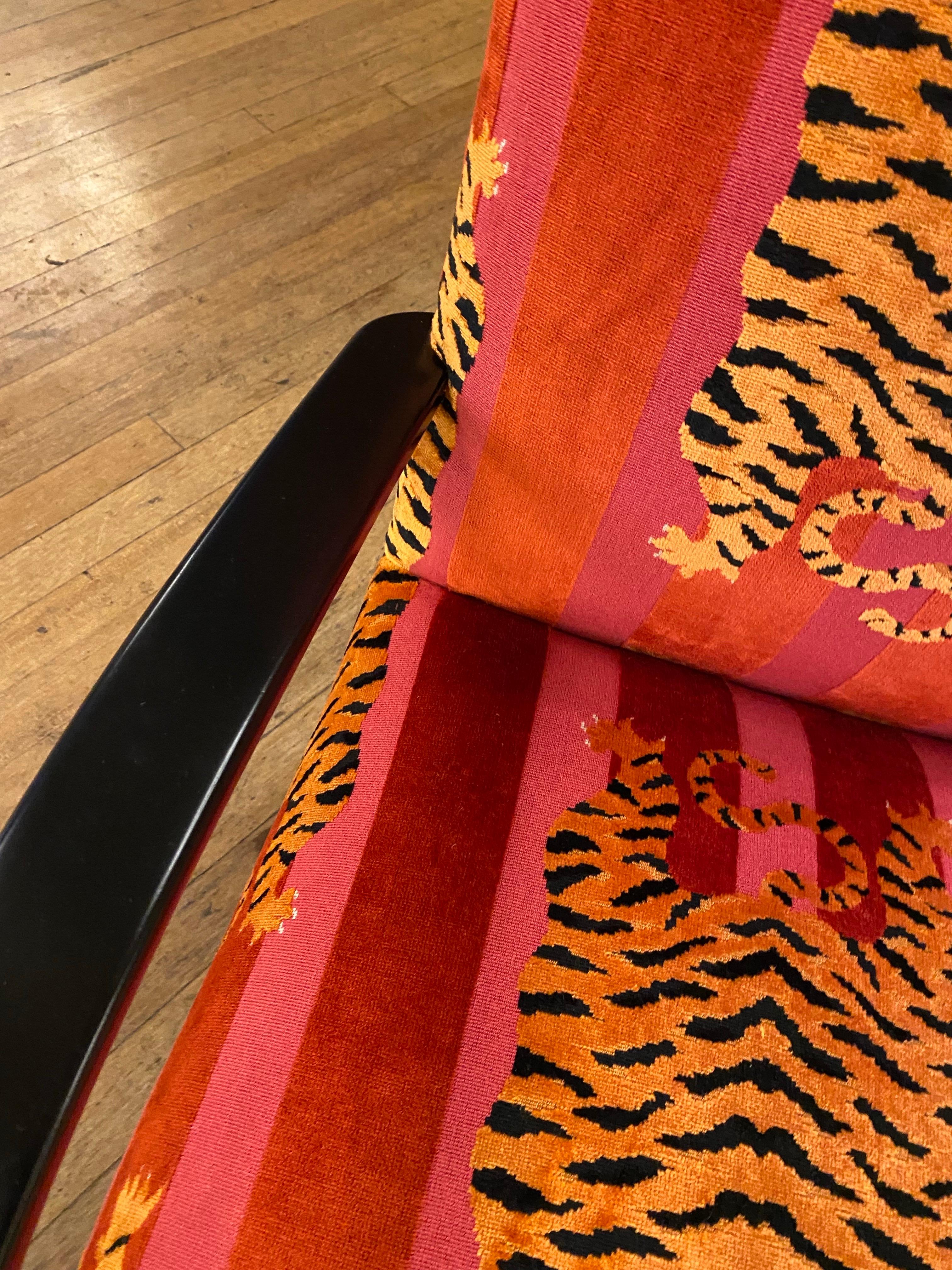 1940er Jahre Art Deco Bugholz Ebonisiert Sessel Gepolstert Schumacher Tiger Samt im Angebot 10