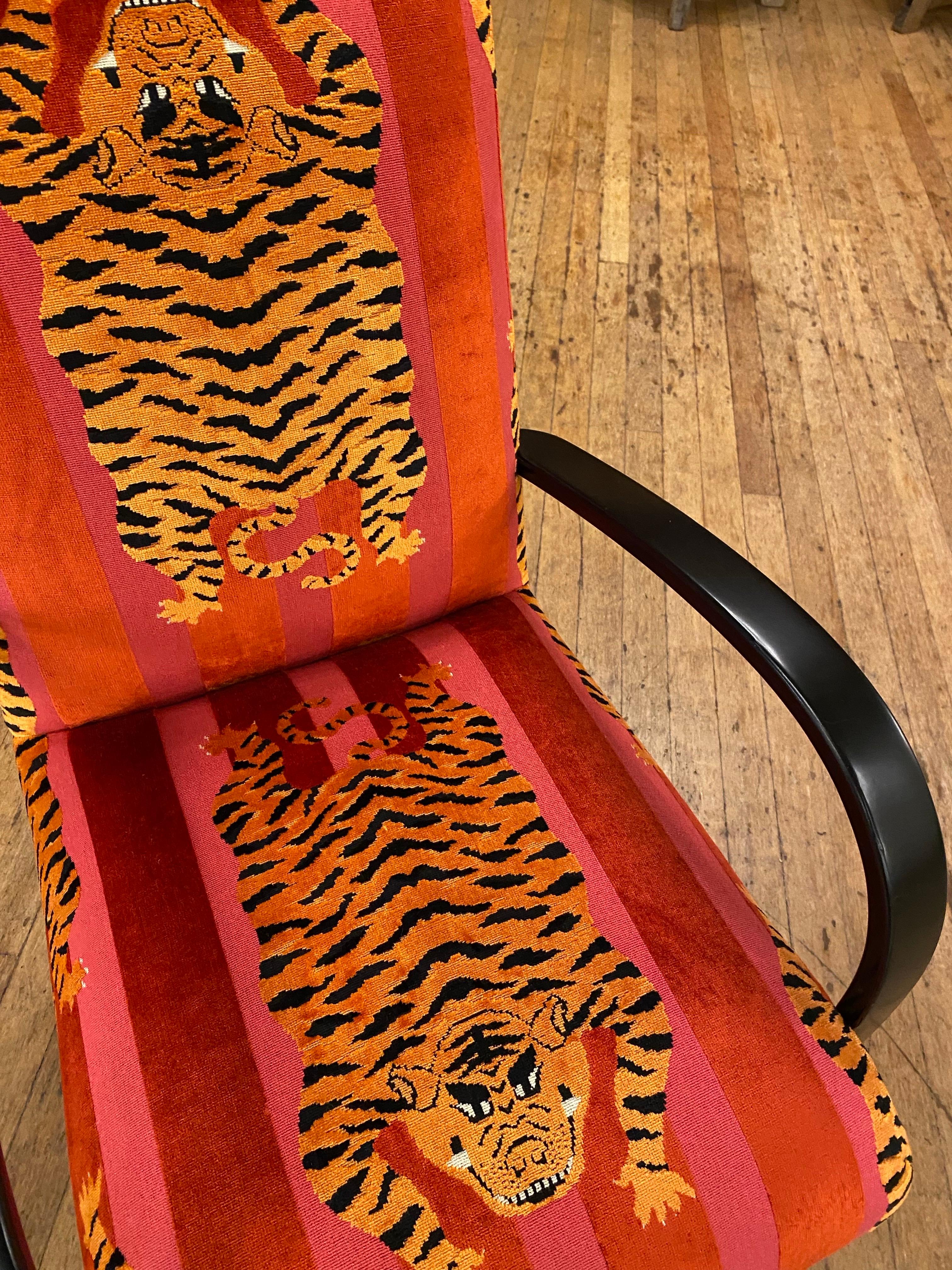 1940er Jahre Art Deco Bugholz Ebonisiert Sessel Gepolstert Schumacher Tiger Samt im Angebot 11
