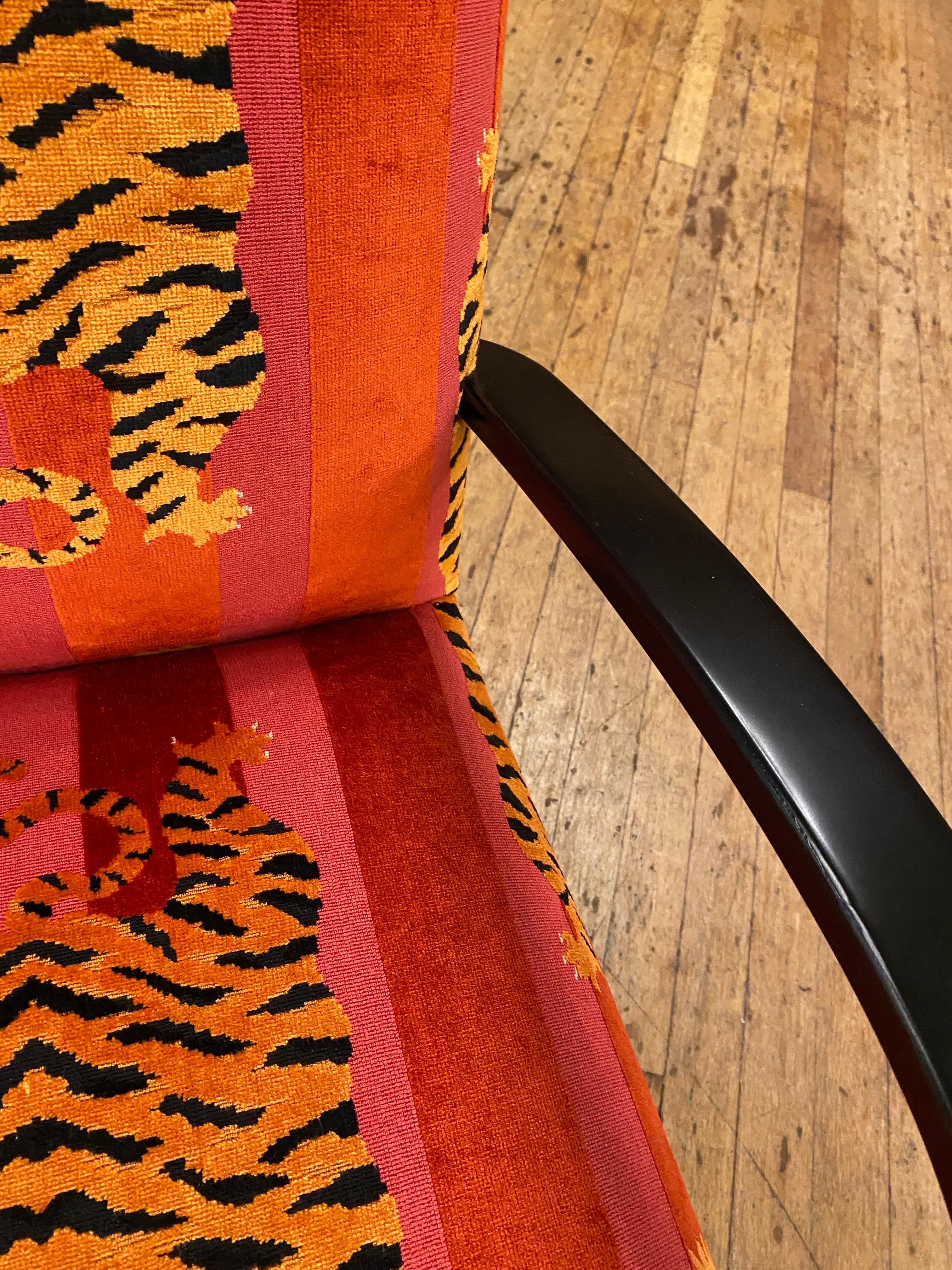 1940er Jahre Art Deco Bugholz Ebonisiert Sessel Gepolstert Schumacher Tiger Samt im Angebot 12