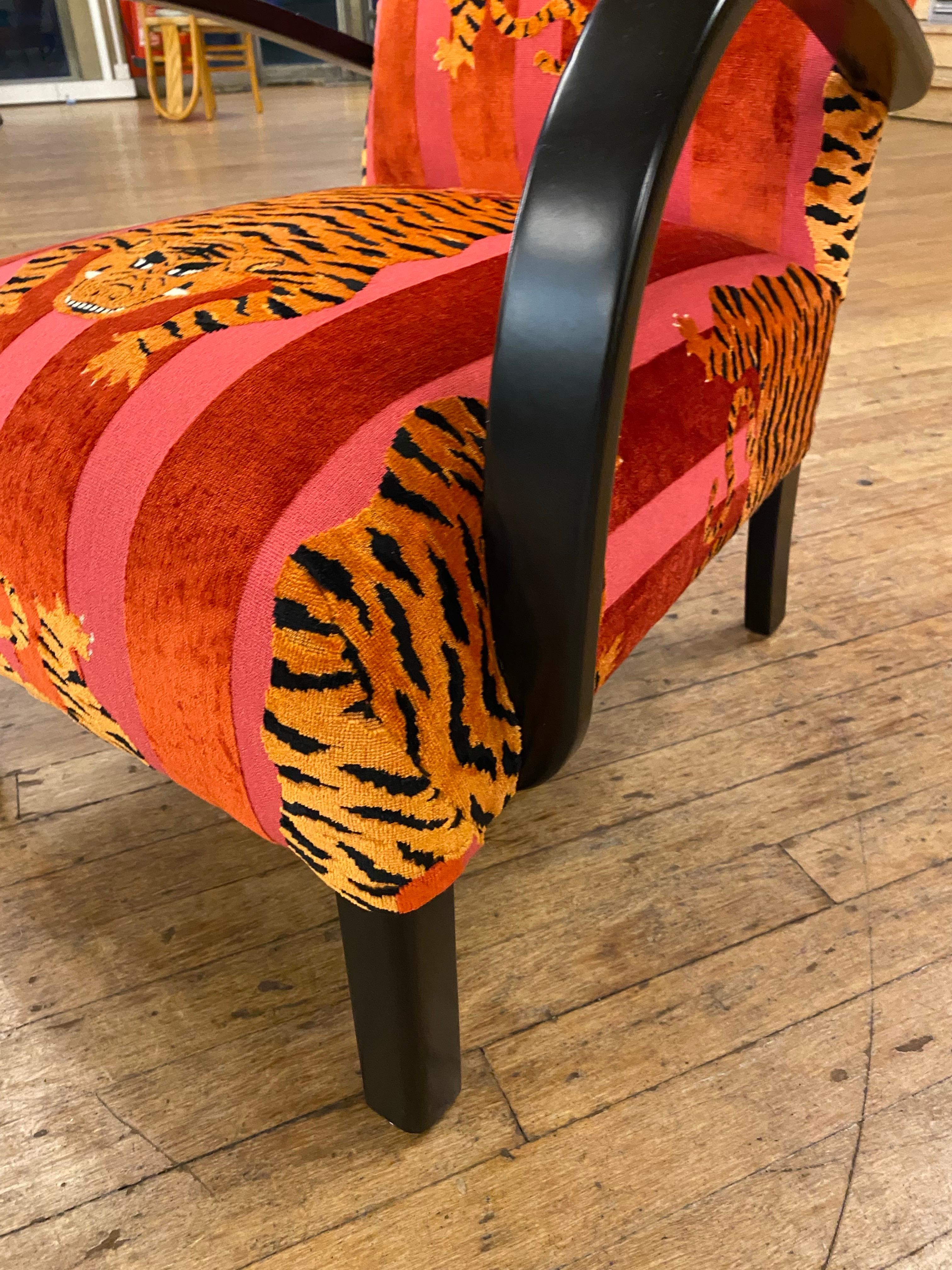 1940er Jahre Art Deco Bugholz Ebonisiert Sessel Gepolstert Schumacher Tiger Samt im Angebot 13
