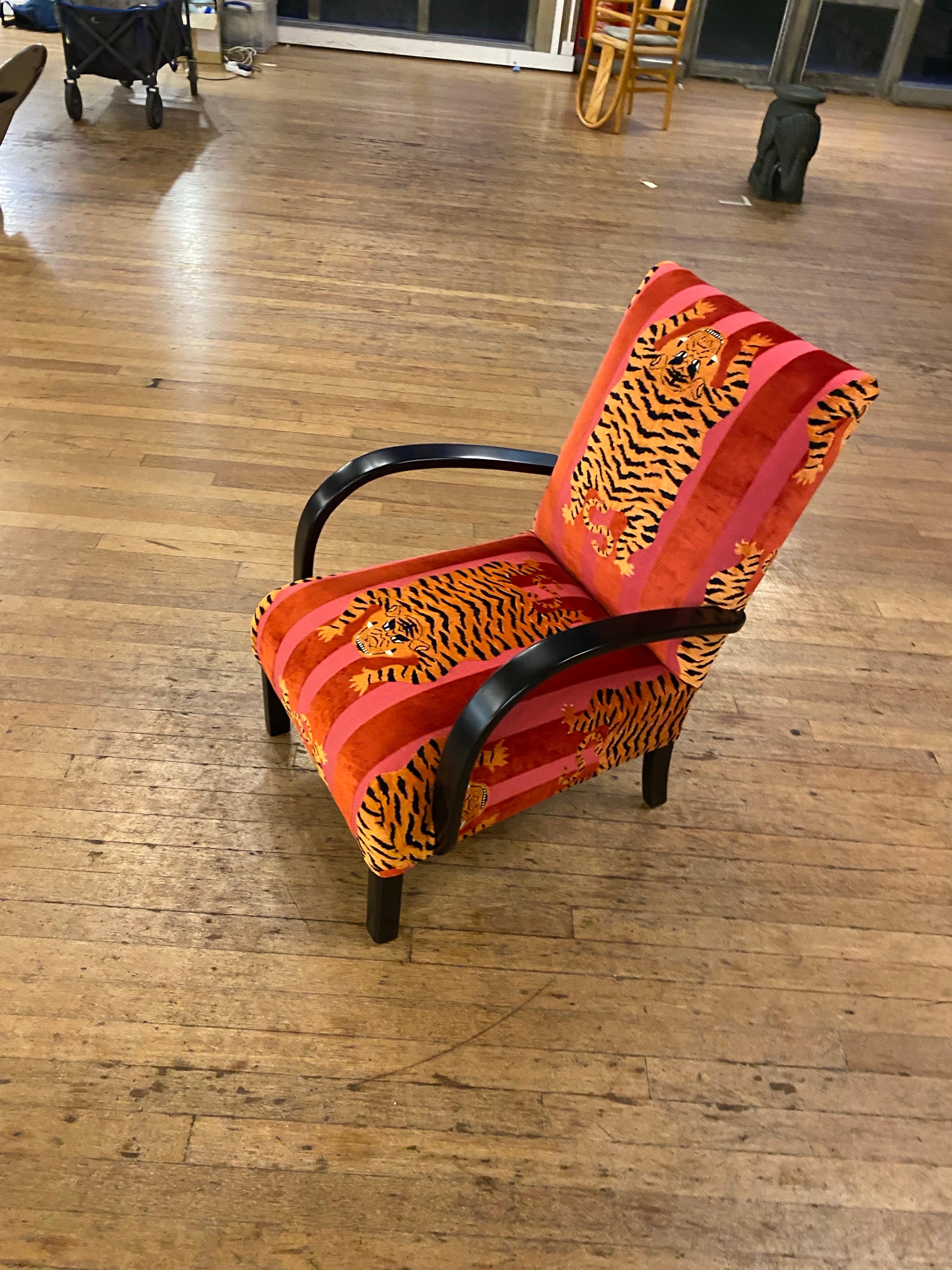 1940er Jahre Art Deco Bugholz Ebonisiert Sessel Gepolstert Schumacher Tiger Samt (Tschechisch) im Angebot