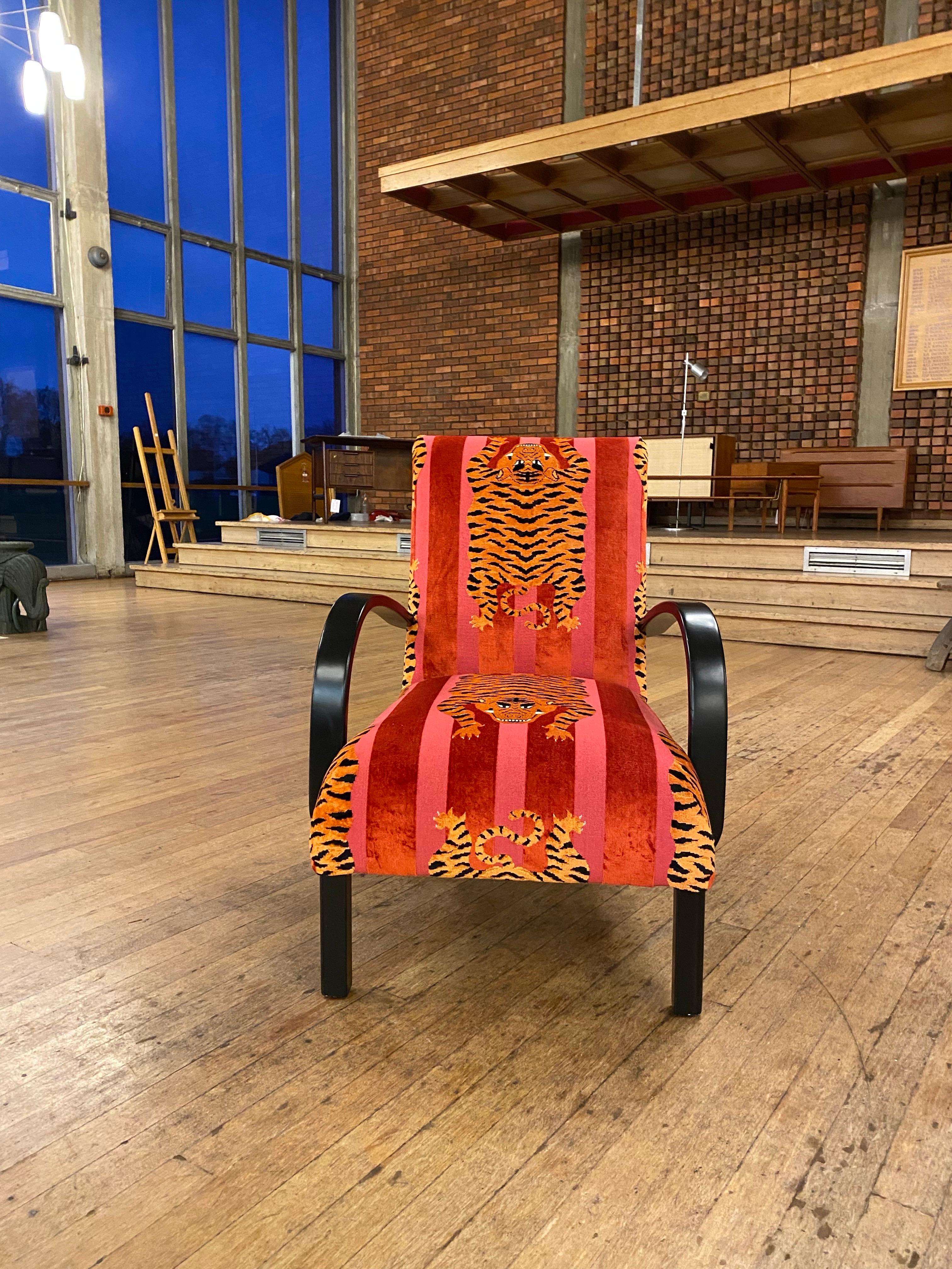 1940er Jahre Art Deco Bugholz Ebonisiert Sessel Gepolstert Schumacher Tiger Samt im Zustand „Gut“ im Angebot in London, GB