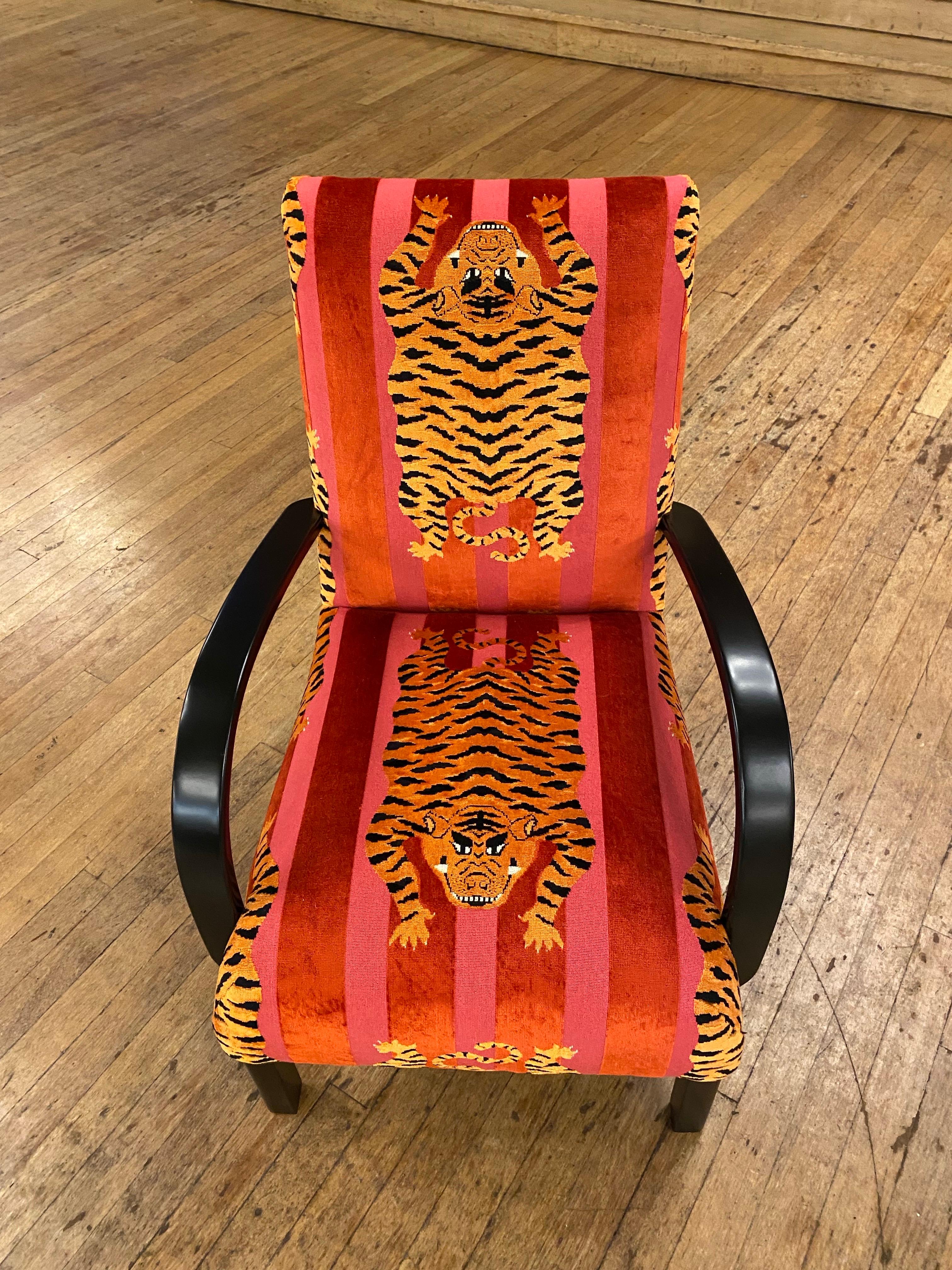 1940er Jahre Art Deco Bugholz Ebonisiert Sessel Gepolstert Schumacher Tiger Samt (Stoff) im Angebot