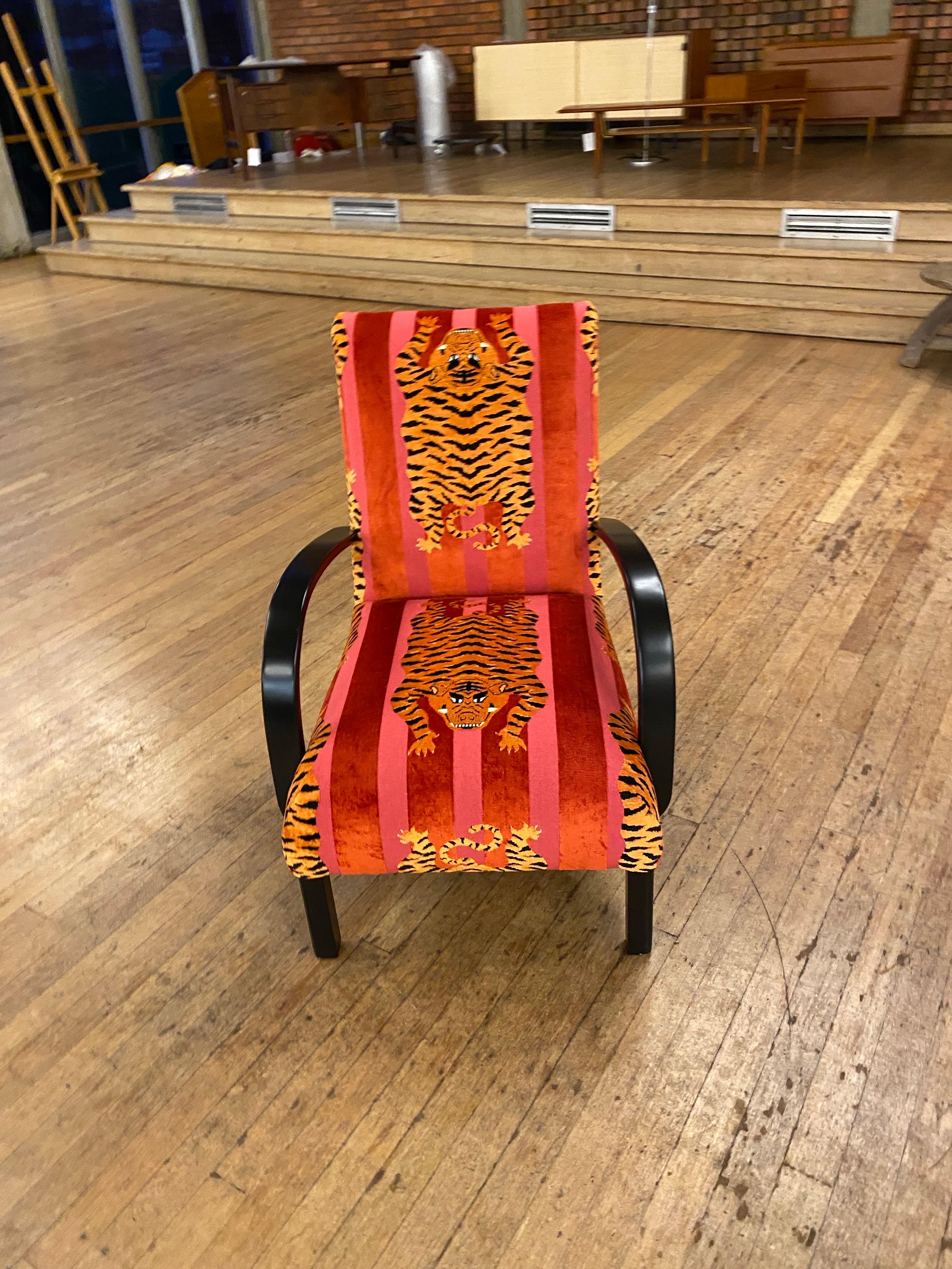 1940er Jahre Art Deco Bugholz Ebonisiert Sessel Gepolstert Schumacher Tiger Samt im Angebot 1