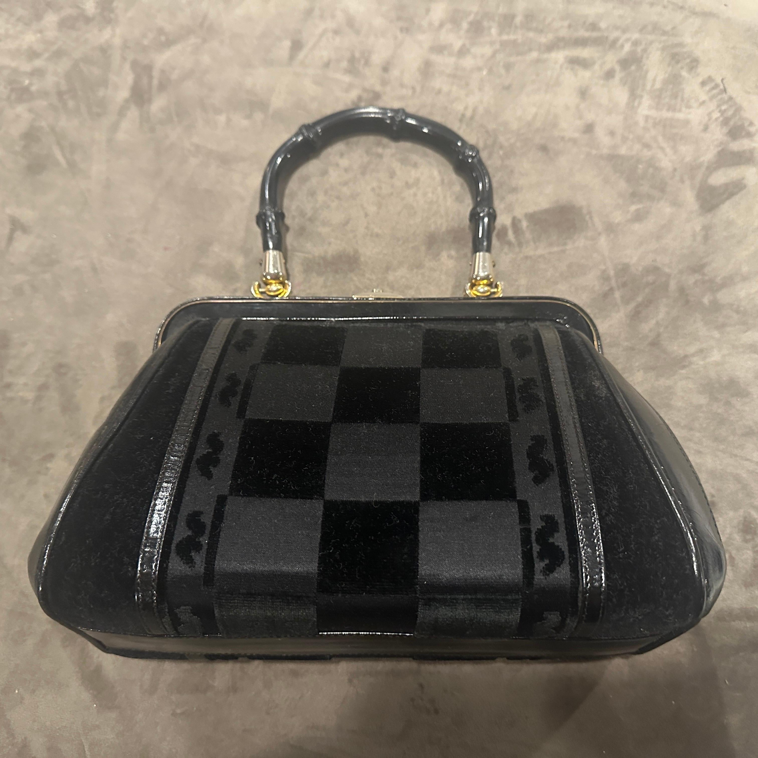 Ce sac à main noir exquis est une pièce rare des années 1940. Il incarne le glamour sophistiqué et structuré du design italien d'après-guerre avec une sensibilité inspirée de l'Art déco. L'extérieur est un véritable chef-d'œuvre de texture, avec un