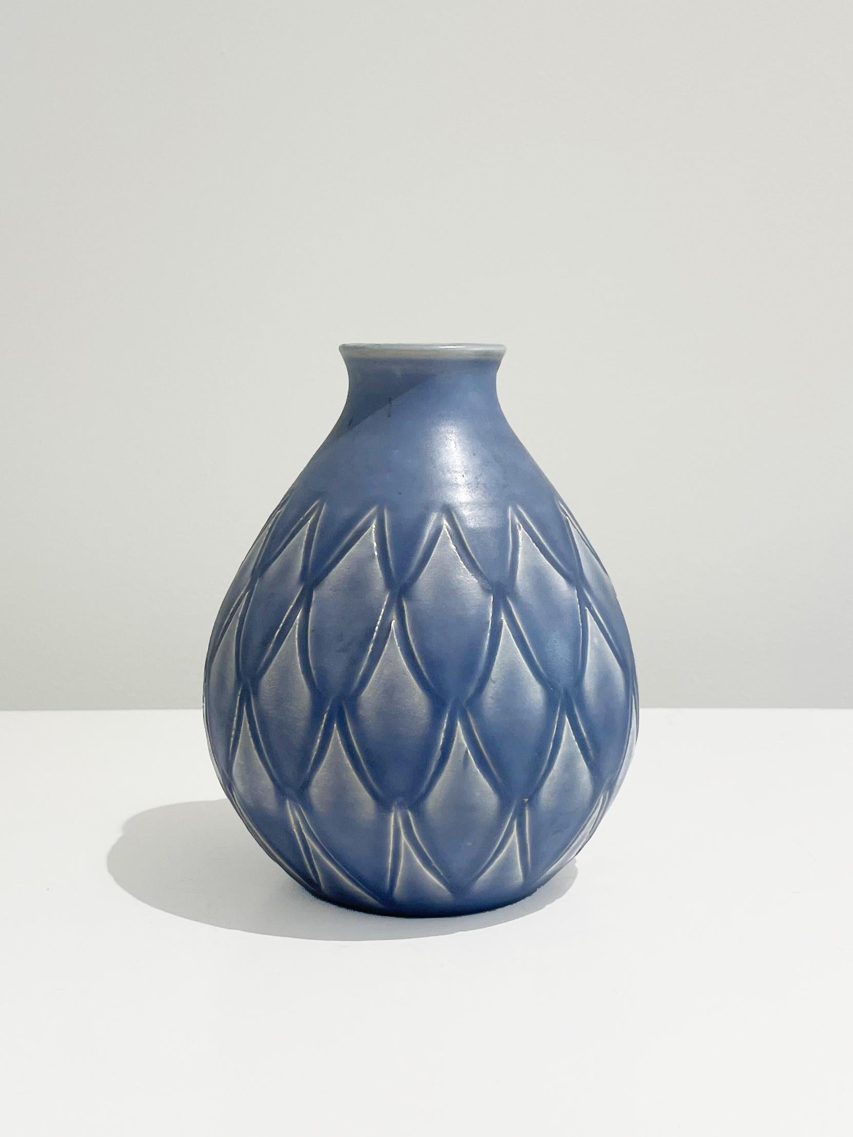 Jarrón de cerámica Art Decó con decoración de escamas de pez, esmaltado en azul y blanco por la empresa Bo Fajans de Suecia en la década de 1940, puede haberse inspirado en los diseños más conocidos de Ewald Dahlskog.

Bo Fajans se fundó en 1874 en