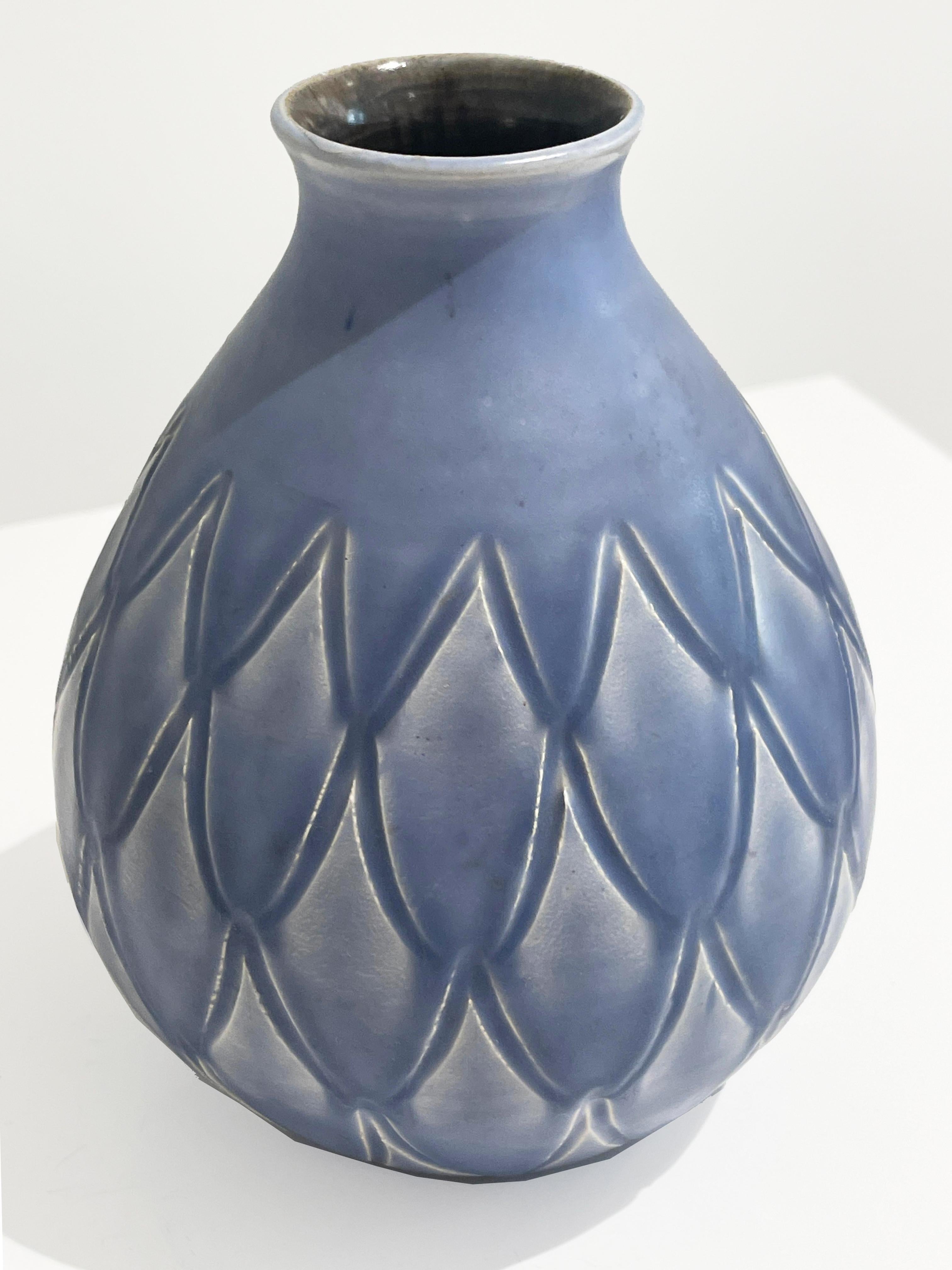 1940 Art Decó Bo Fajans Jarrón azul con motivos de escamas de pez Sueco en venta