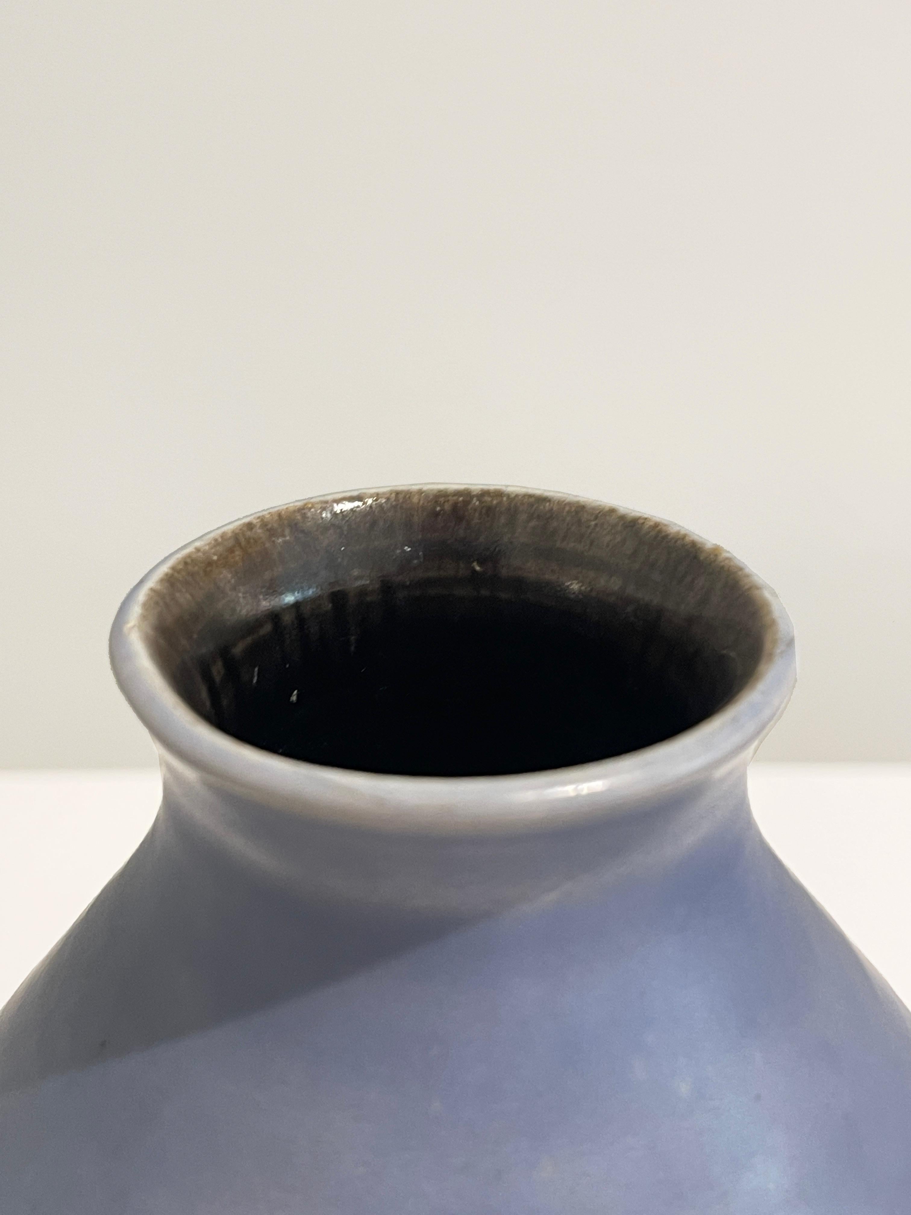 1940 Art Decó Bo Fajans Jarrón azul con motivos de escamas de pez Glaseado en venta