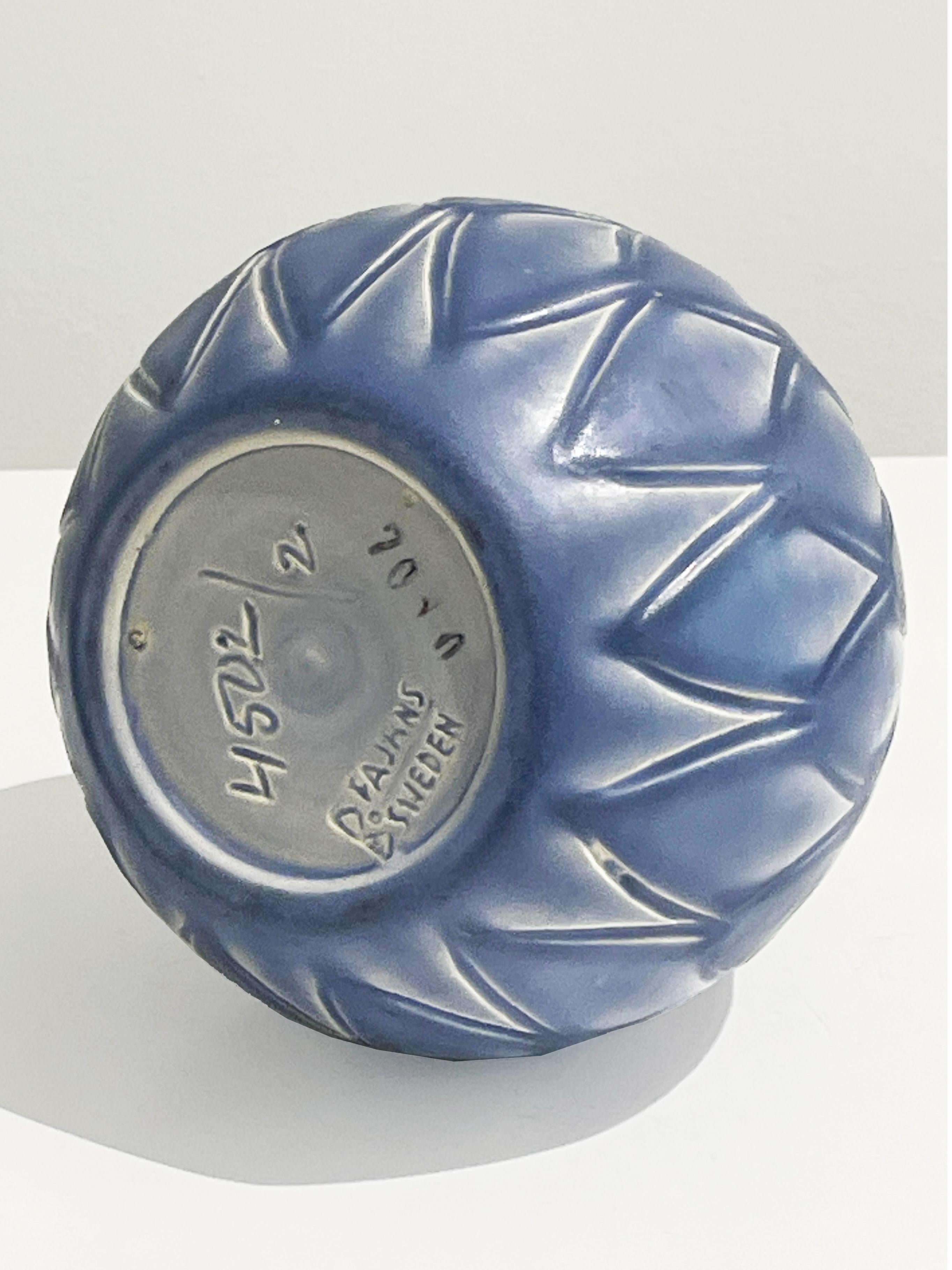 1940 Art Decó Bo Fajans Jarrón azul con motivos de escamas de pez mediados del siglo XX en venta