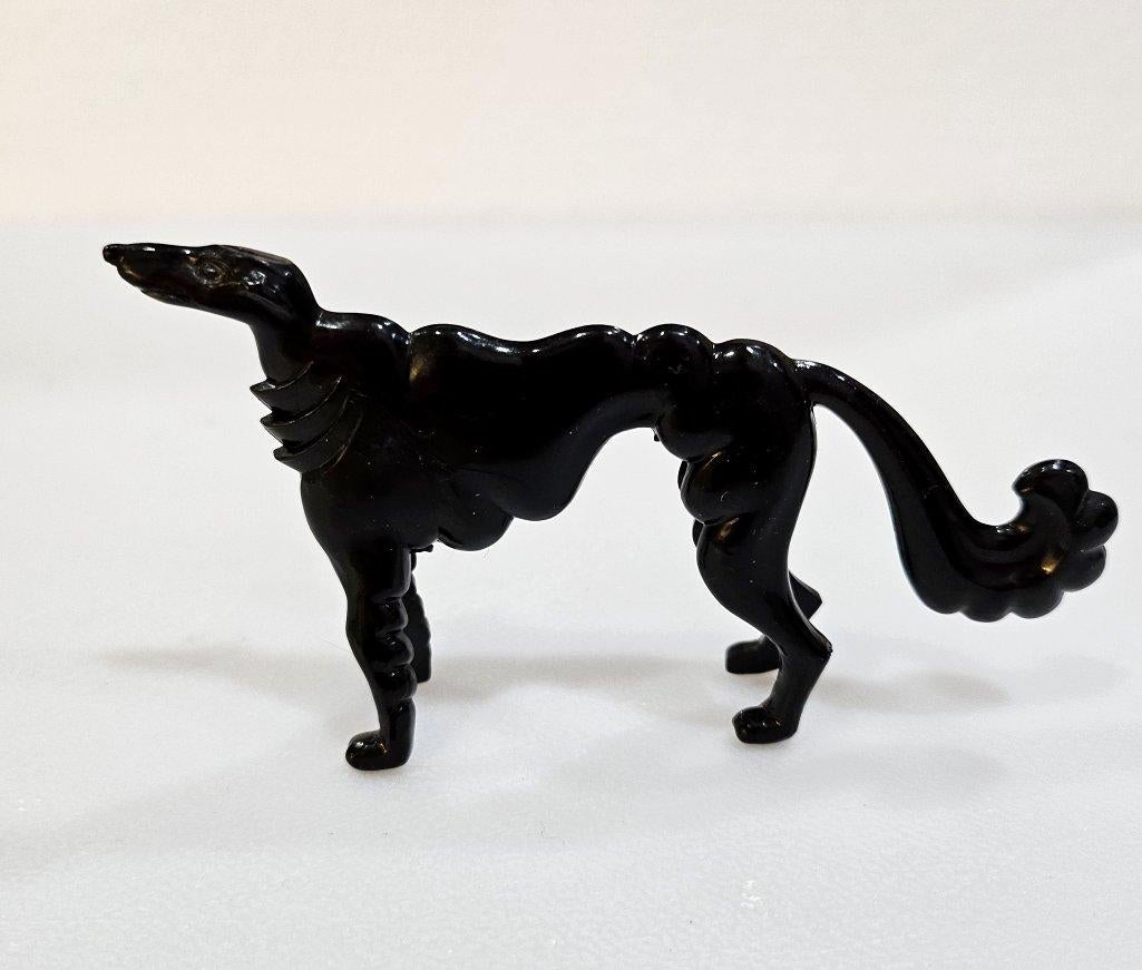Figurine Borzoi / Russian Wolfhound Art Nouveau des années 1940, Don Manning, marquée USA sur la patte arrière.  FERMETURE DE LA VENTE
***NOTICE : NOTRE BOUTIQUE 1ST DIBS FERME À LA FIN DU MOIS DE MAI***
Mesures approximatives :  4 x 2.5 x .75