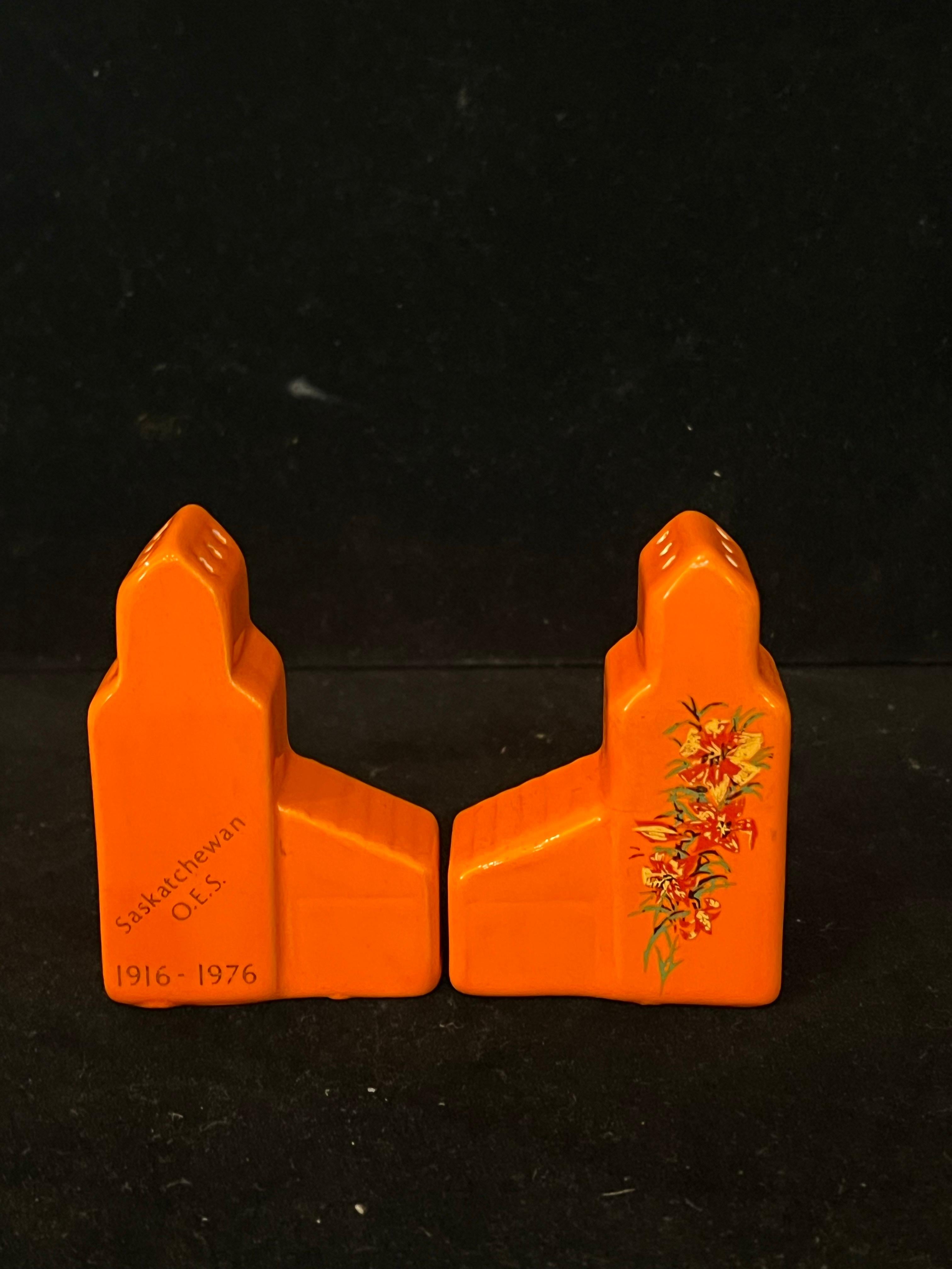 American 1940's Art Deco Cearmic Skyscraper Commemorative Salt & Pepper Shaker set For Sale