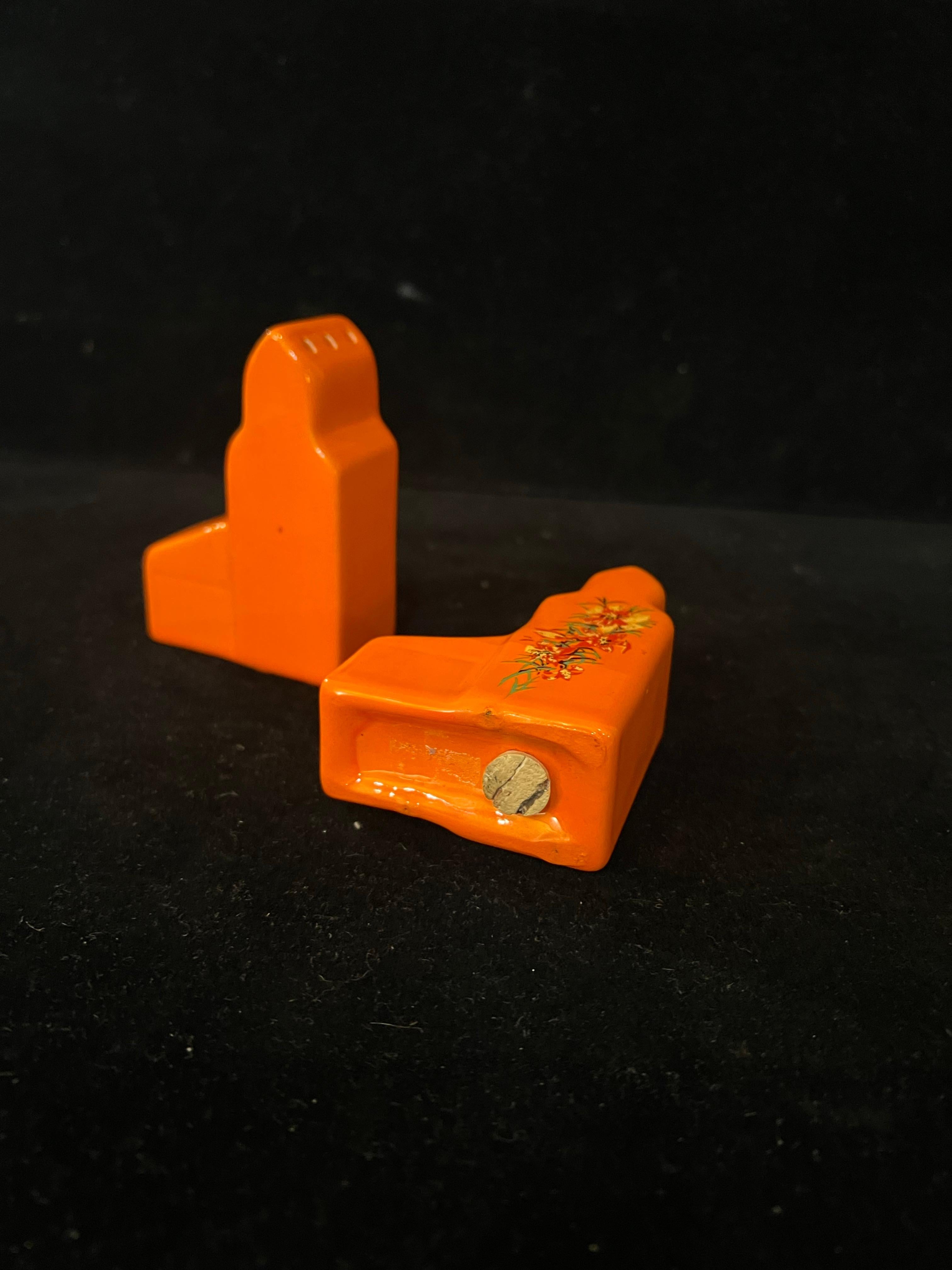 1940's Art Deco Cearmic Skyscraper Commemorative Salt & Pepper Shaker set In Excellent Condition For Sale In San Diego, CA