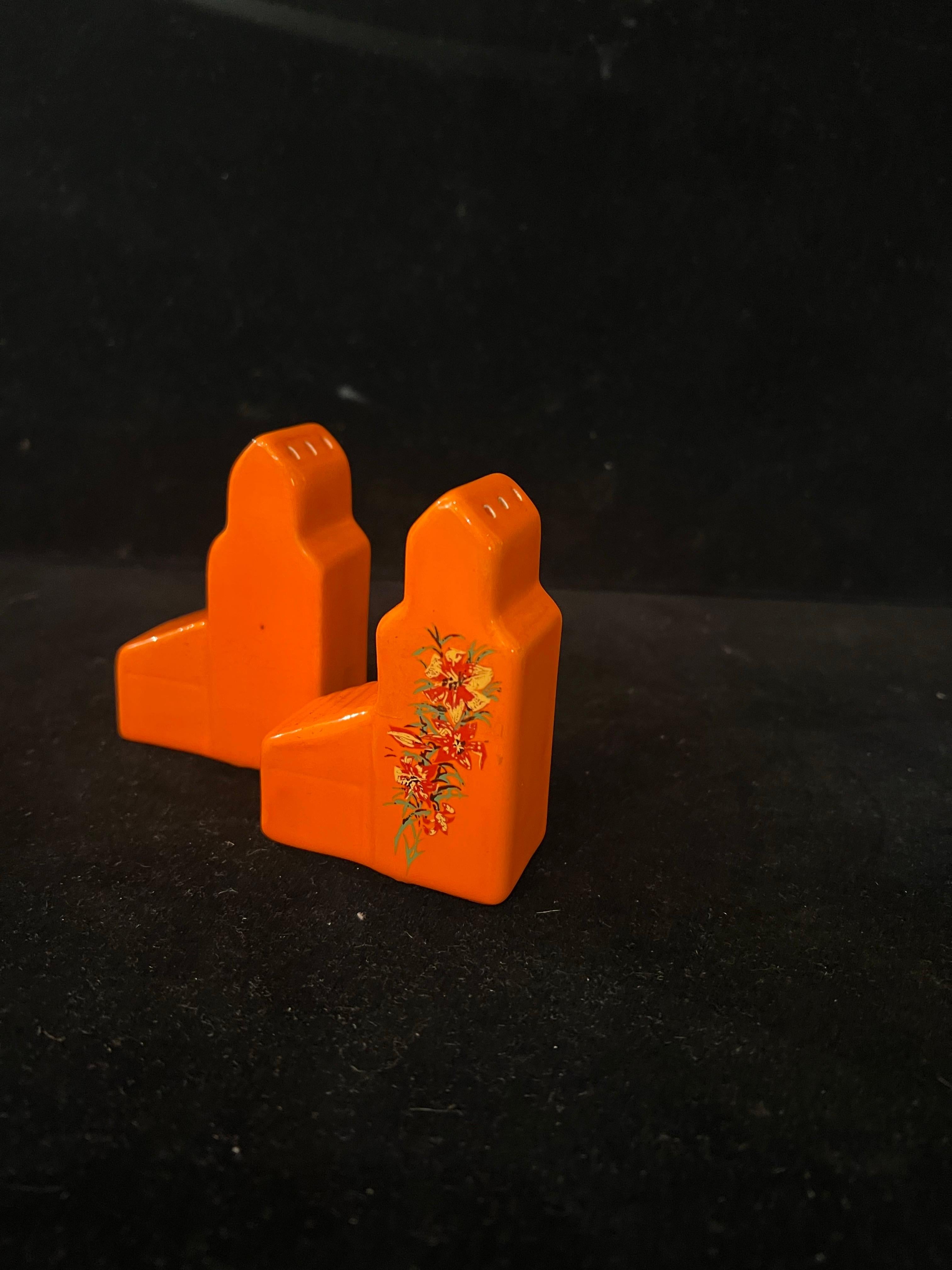 Ceramic 1940's Art Deco Cearmic Skyscraper Commemorative Salt & Pepper Shaker set For Sale