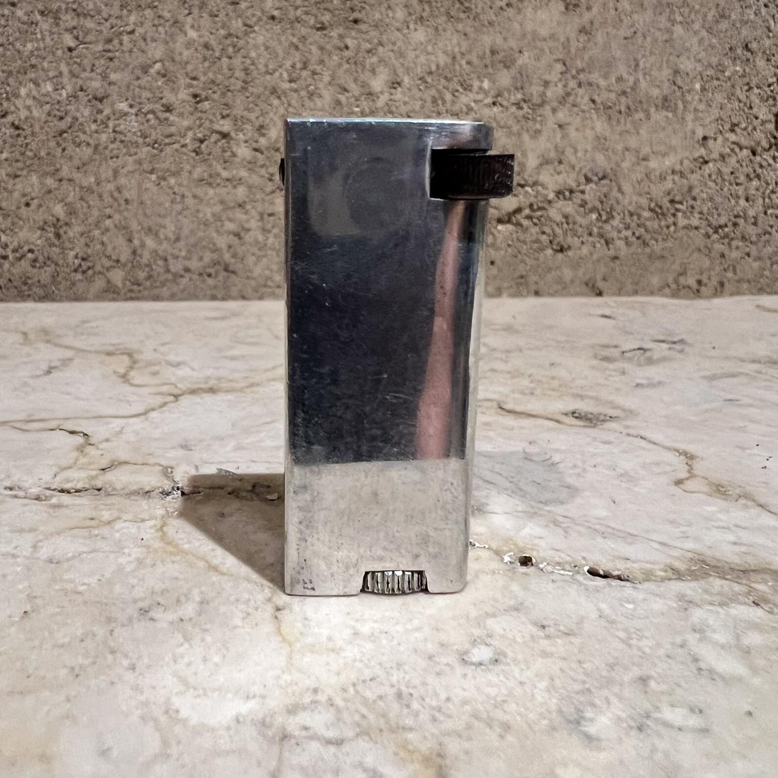 Art Deco Vintage 1940s Aluminum Block Lift Arm Side Wheel Cigarette Lighter
 2.13 x 1 W x .63
Original unrestored vintage preowned condition.
Selling as is untested.
Refer to images.


 