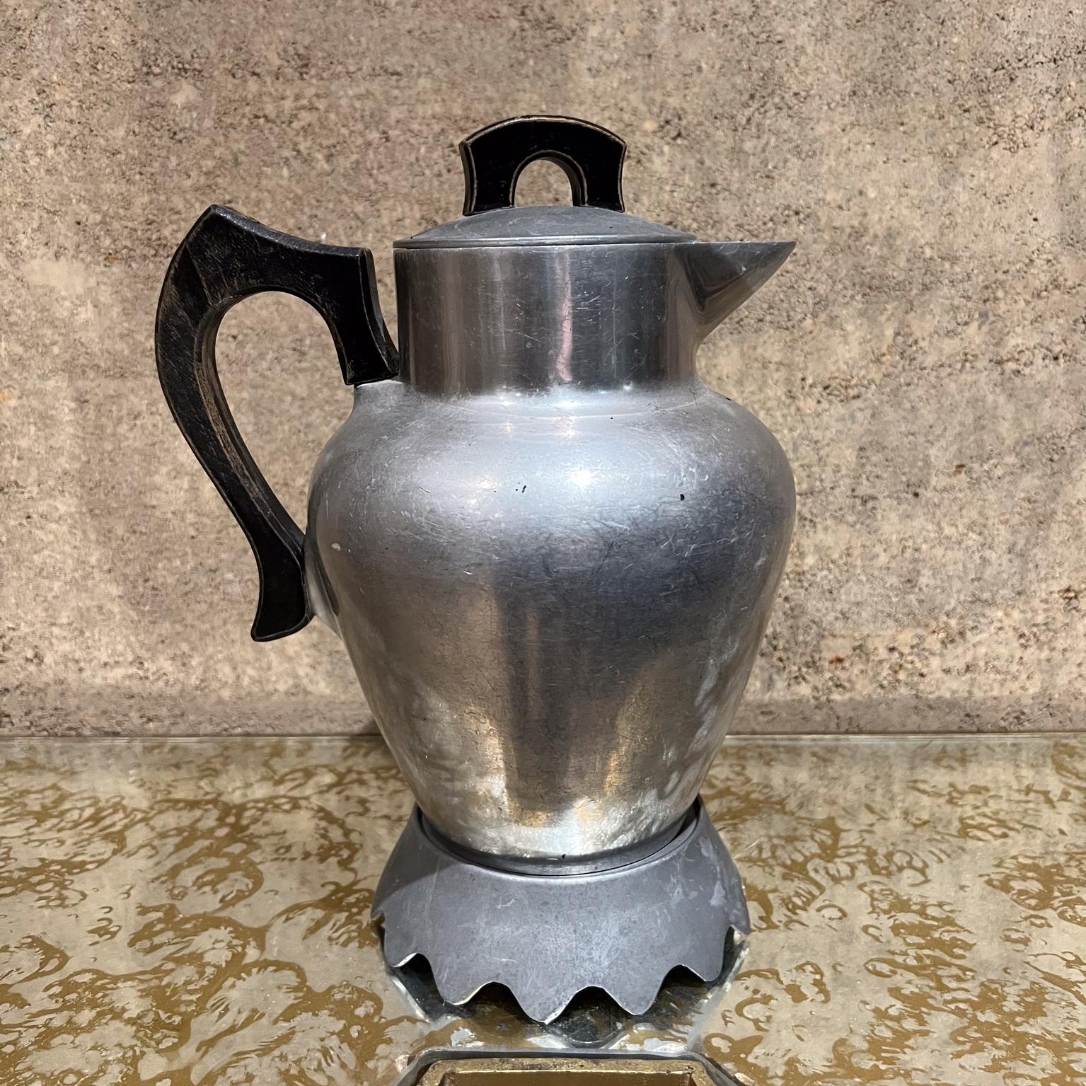 1940s Club Personal Service Coffee Pot Aluminum Ware
Wood Handle
Clear logo present
11.5 h x 8.5 d x 6.5 diameter
Preowned original unrestored vintage condition
Refer to all images provided.