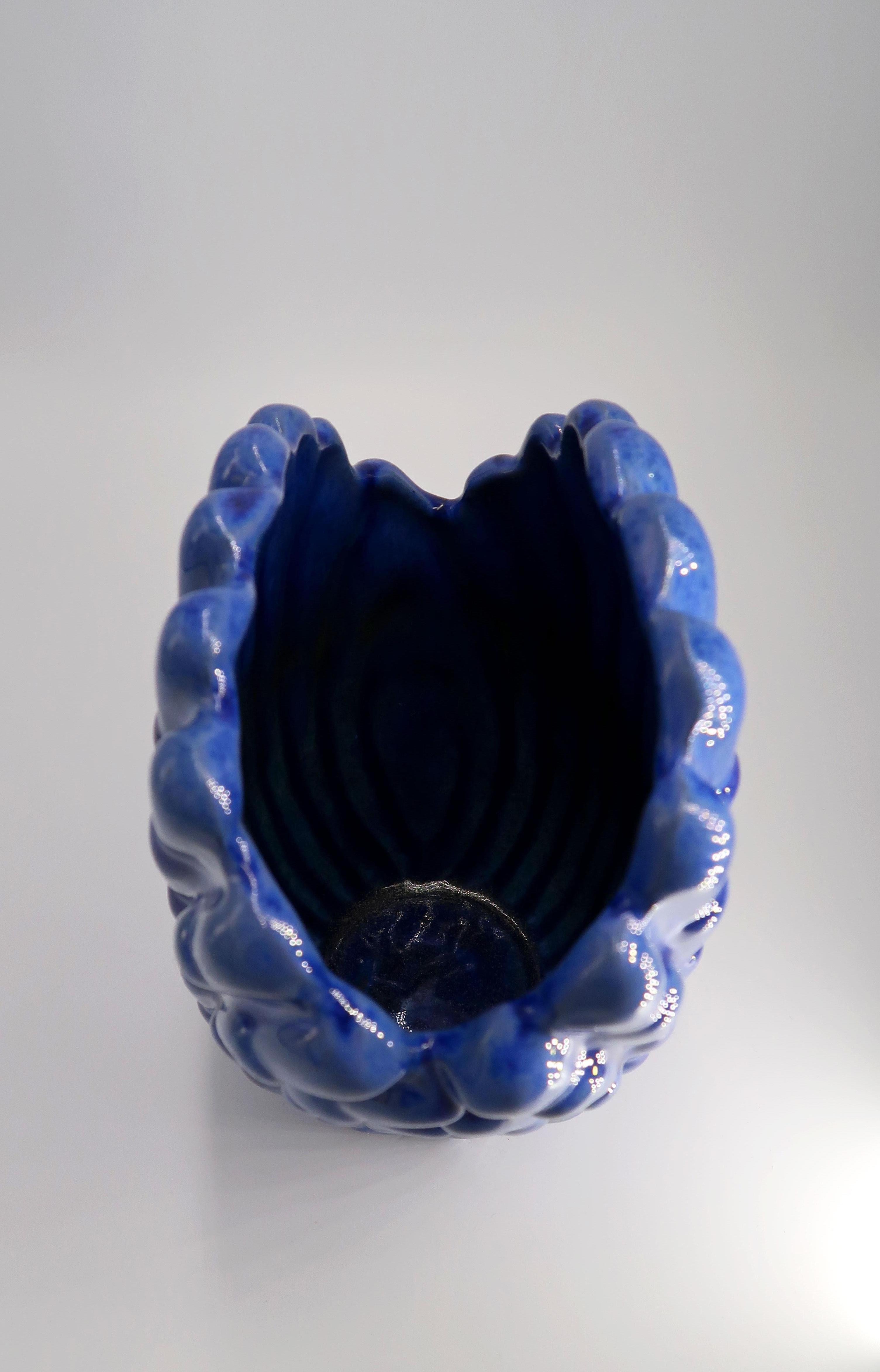 1940s Art Deco Cobalt Blue Shell Shaped Vase, Vicke Lindstrand, Sweden For Sale 1