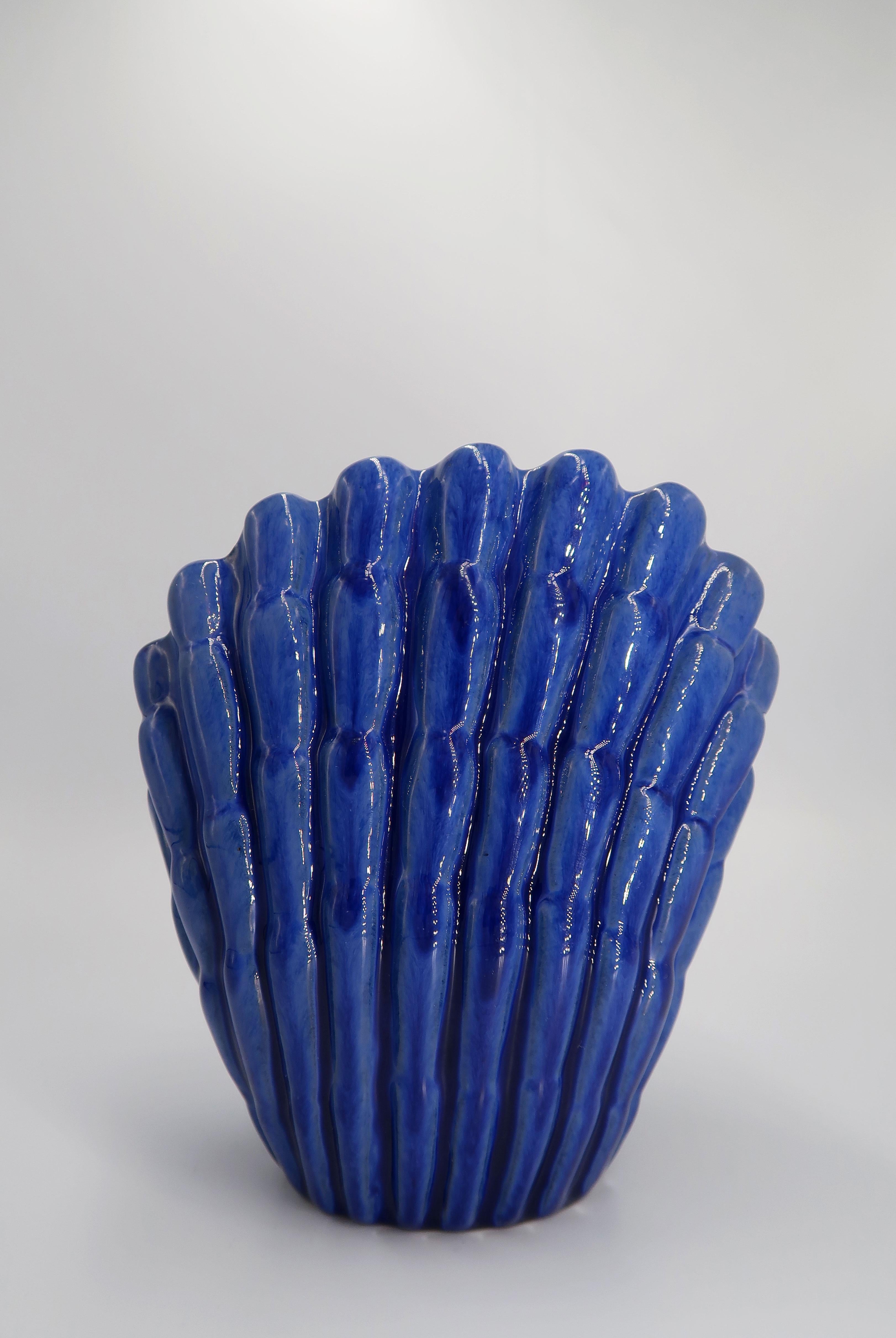 1940s Art Deco Cobalt Blue Shell Shaped Vase, Vicke Lindstrand, Sweden For Sale 2