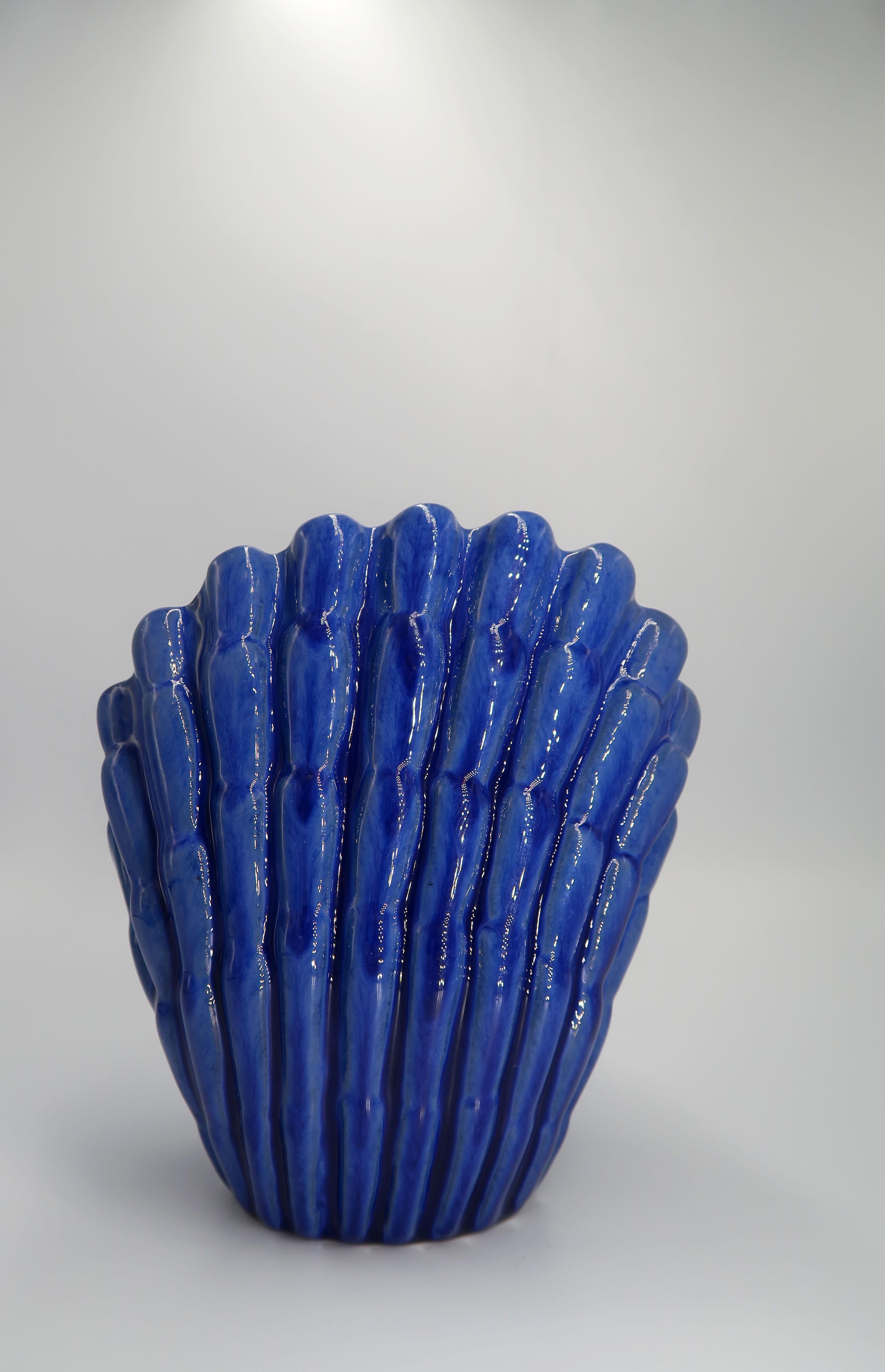 1940s Art Deco Cobalt Blue Shell Shaped Vase, Vicke Lindstrand, Sweden In Good Condition For Sale In Copenhagen, DK
