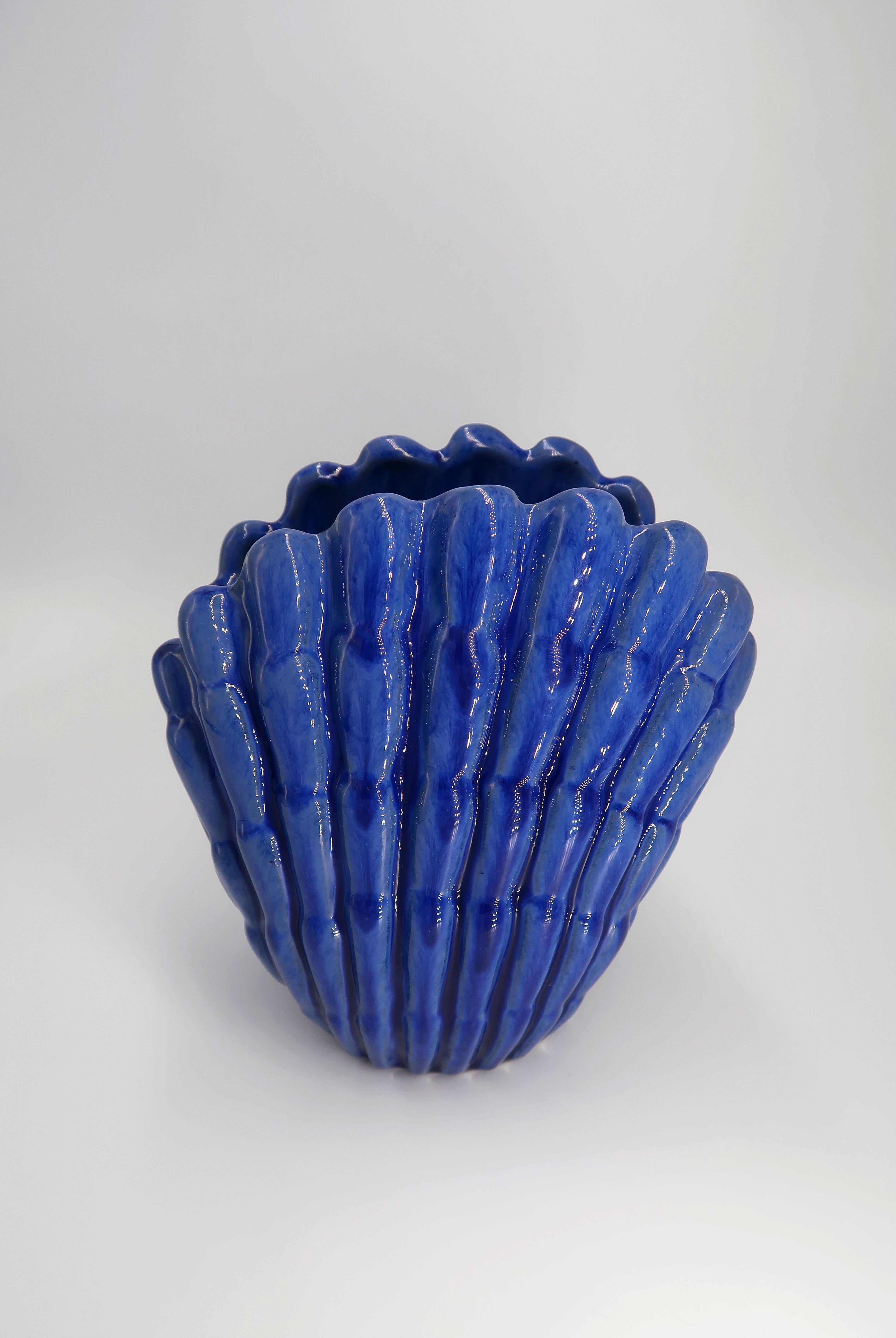 20th Century 1940s Art Deco Cobalt Blue Shell Shaped Vase, Vicke Lindstrand, Sweden For Sale