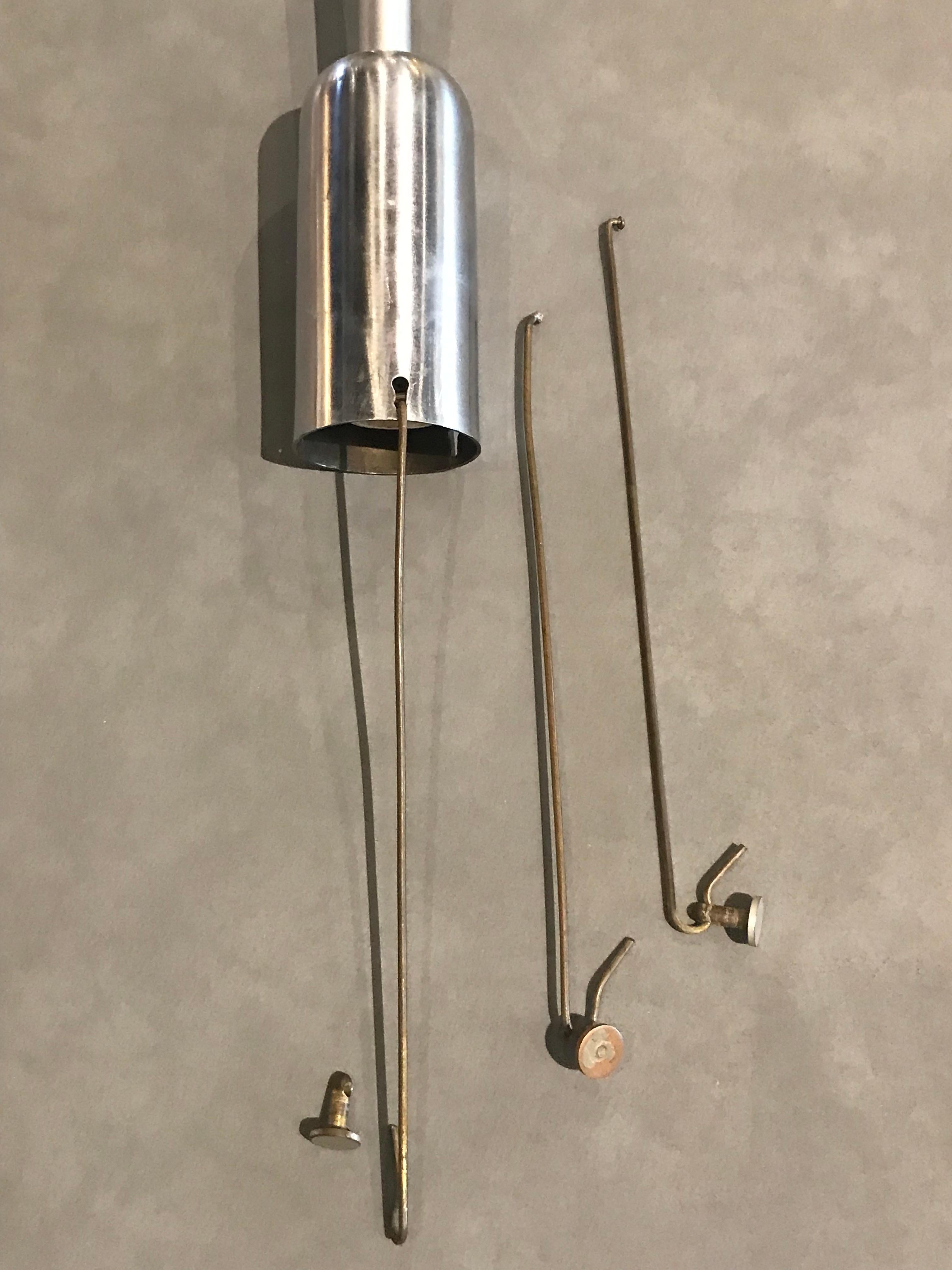 Lampada a sospensione conica in vetro latte e cromo Art Deco degli anni '40 Streamline Modern In condizioni buone in vendita a Miami, FL