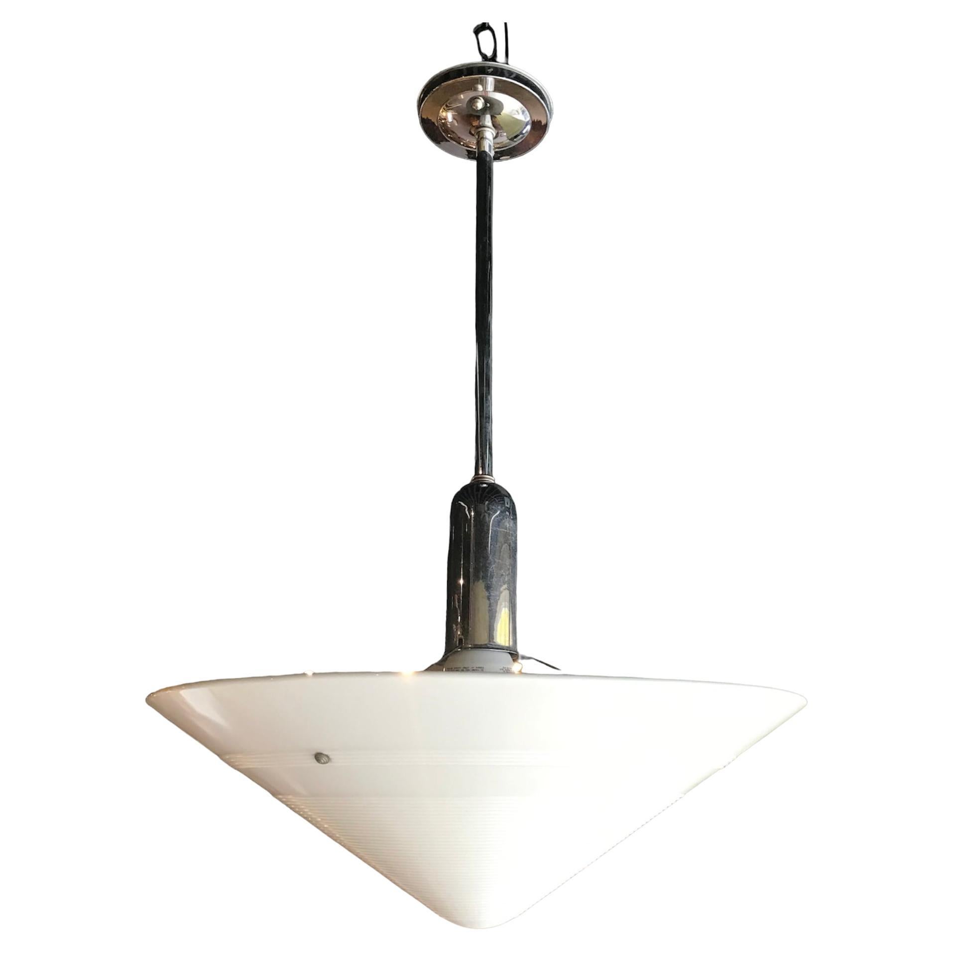 Lampe à suspension contemporaine Art Déco des années 1940 en verre dépoli et chrome Streamline Modern