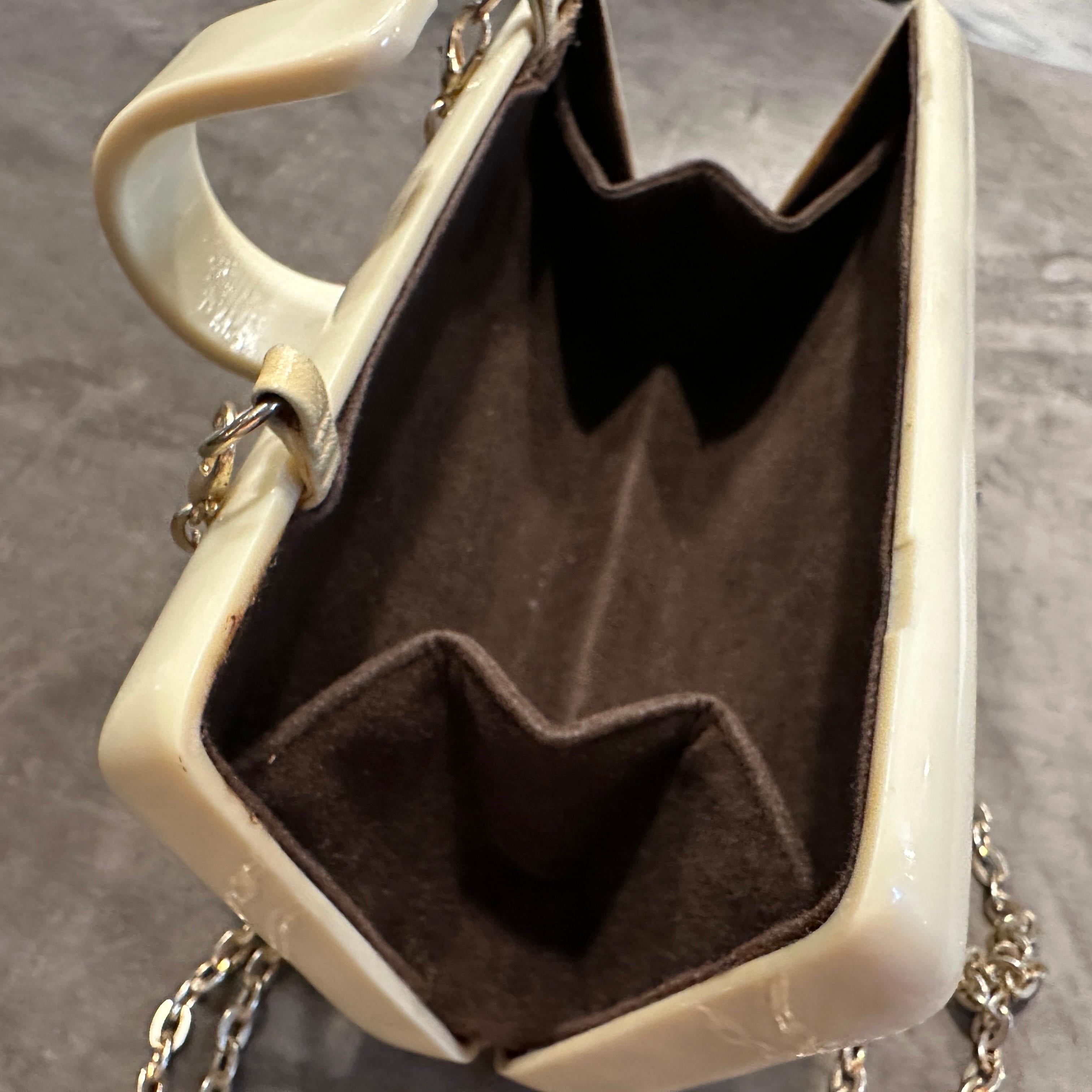Women's 1940s Art Deco Cream Bakelite and Brass Italian Shoulder Bag For Sale