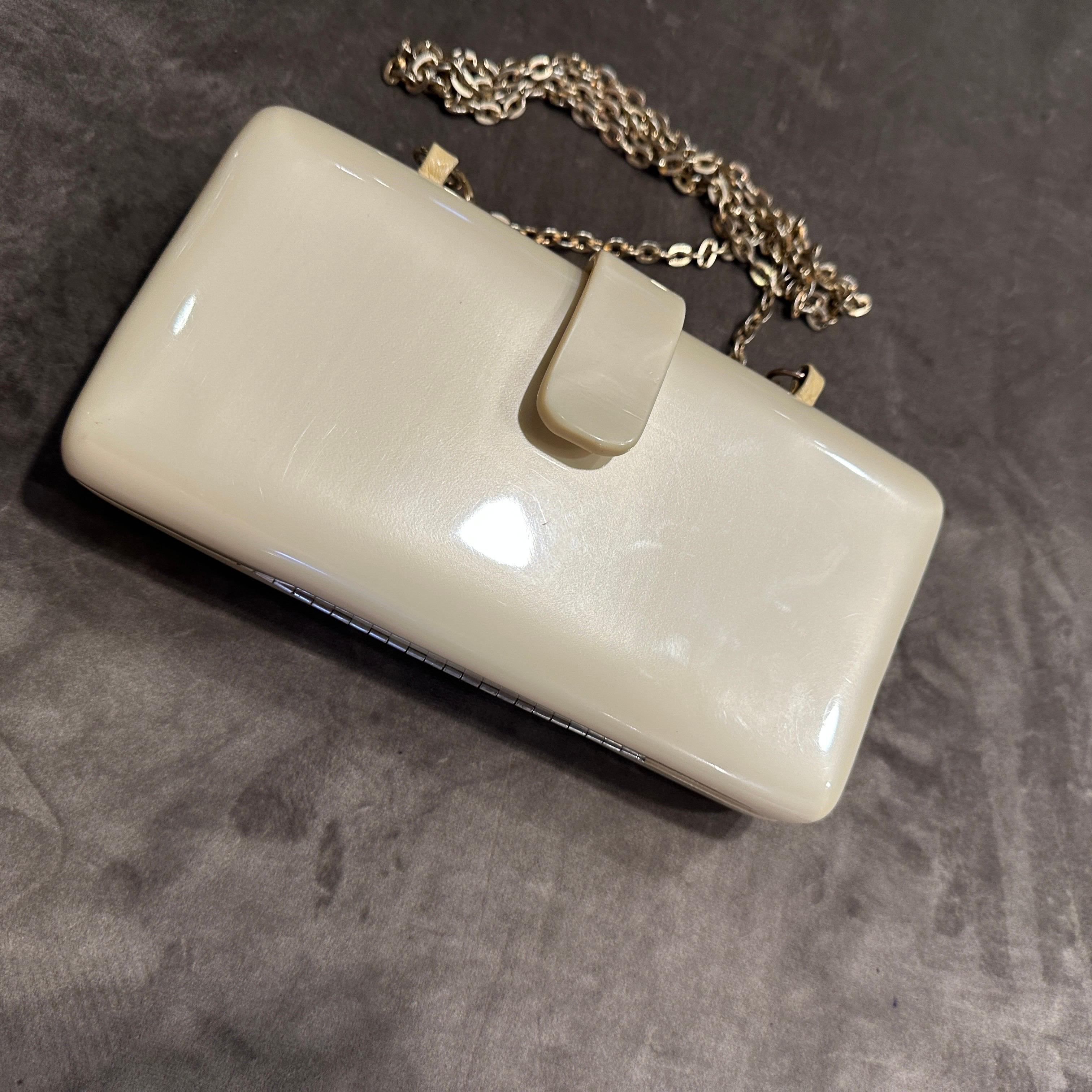 1940s Art Deco Cream Bakelite and Brass Italian Shoulder Bag For Sale 2