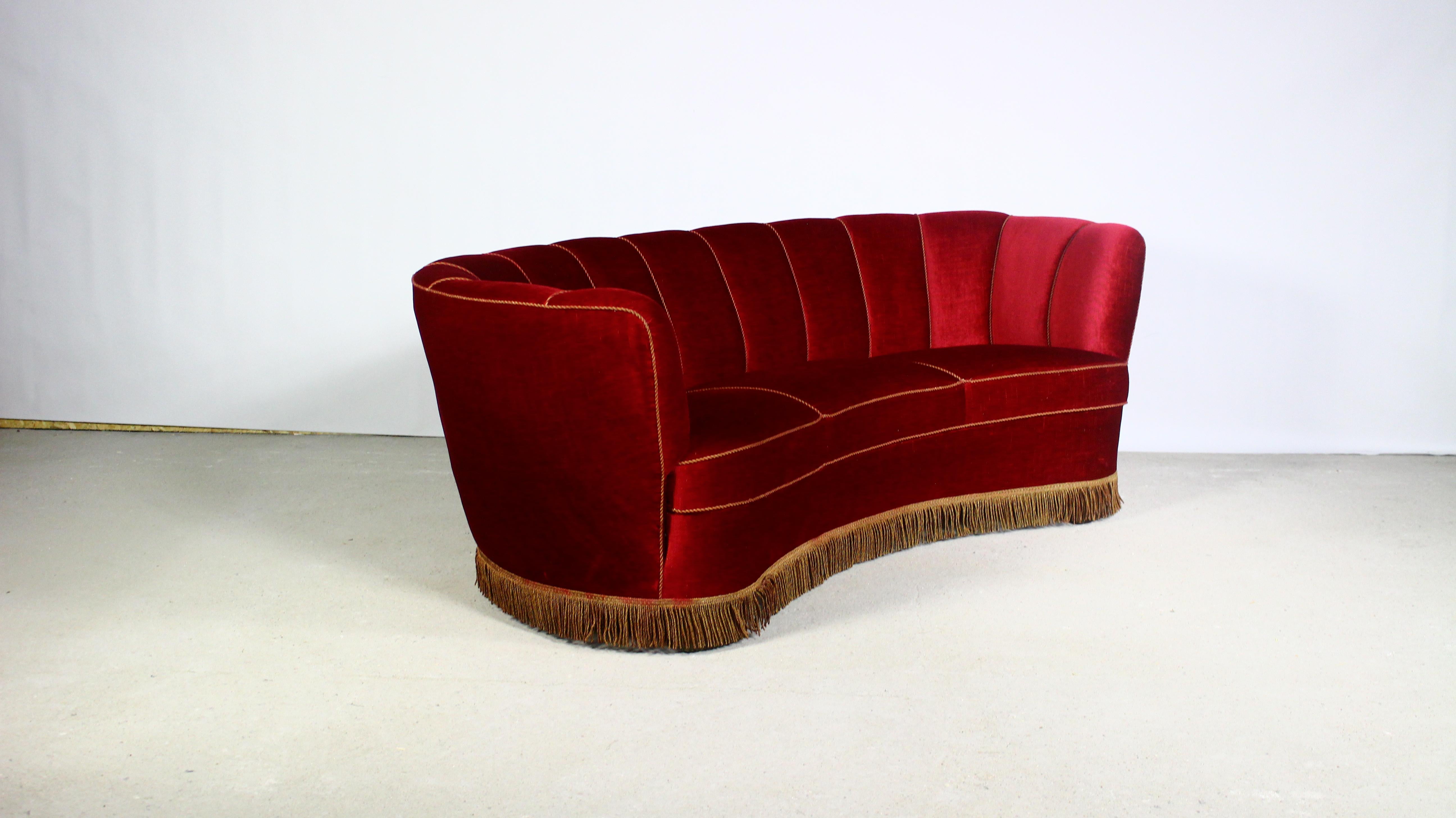Danish Art Deco Banana Sofa from 1940s.
This beautiful three-seater sofa recalls the Art Deco style of the 1930s with the recognizable touch of Danish Modernism.
Thanks to its elegantly curved shape,
this type of sofa is often referred to as the