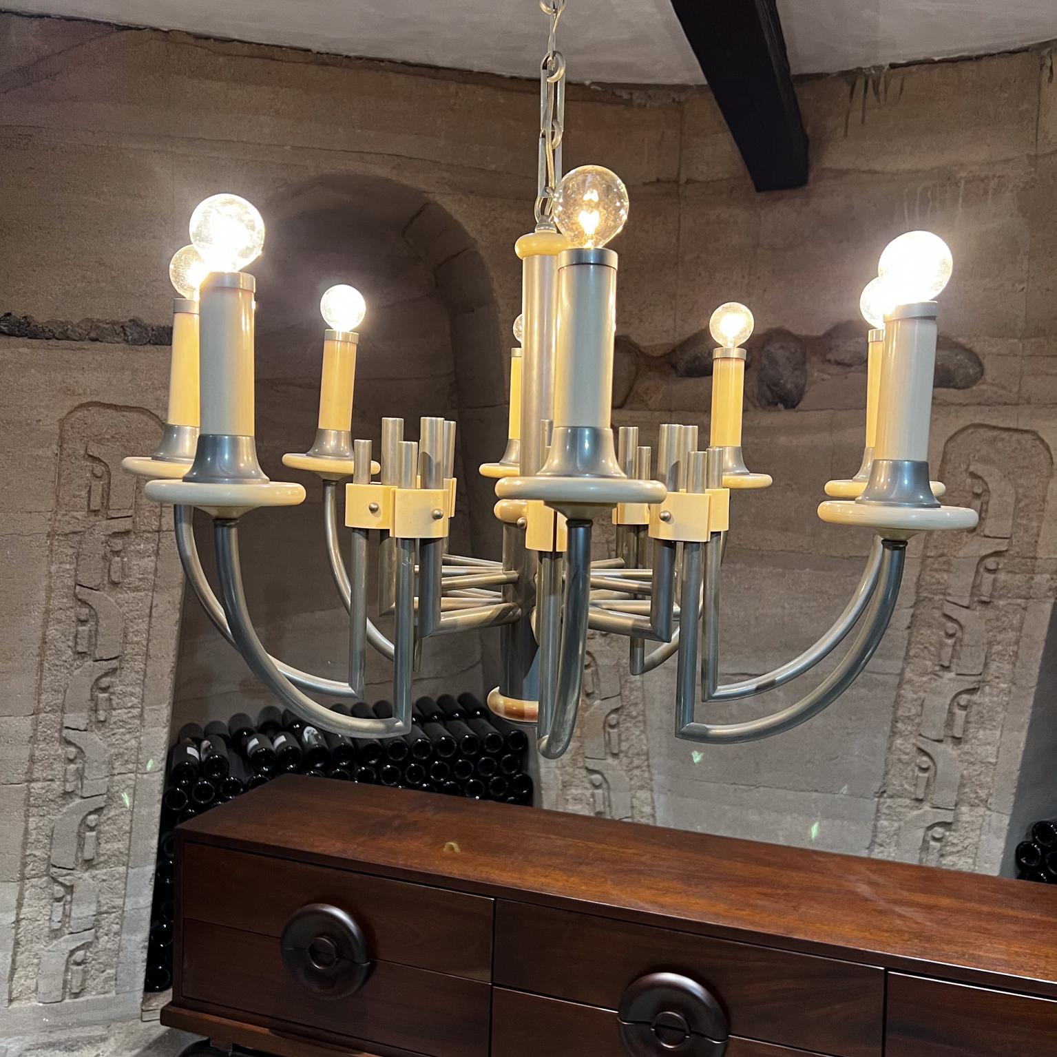 1940s Art Deco Eight Arm Chandelier Bakelite and Chrome
White Bakelite on Chrome-plated Tubular Steel.
34 tall x 31 inches diameter.
Timeless elegant design acquired estate of David Becke,r Bel Air, California
Features eight (8) bulbs on top one