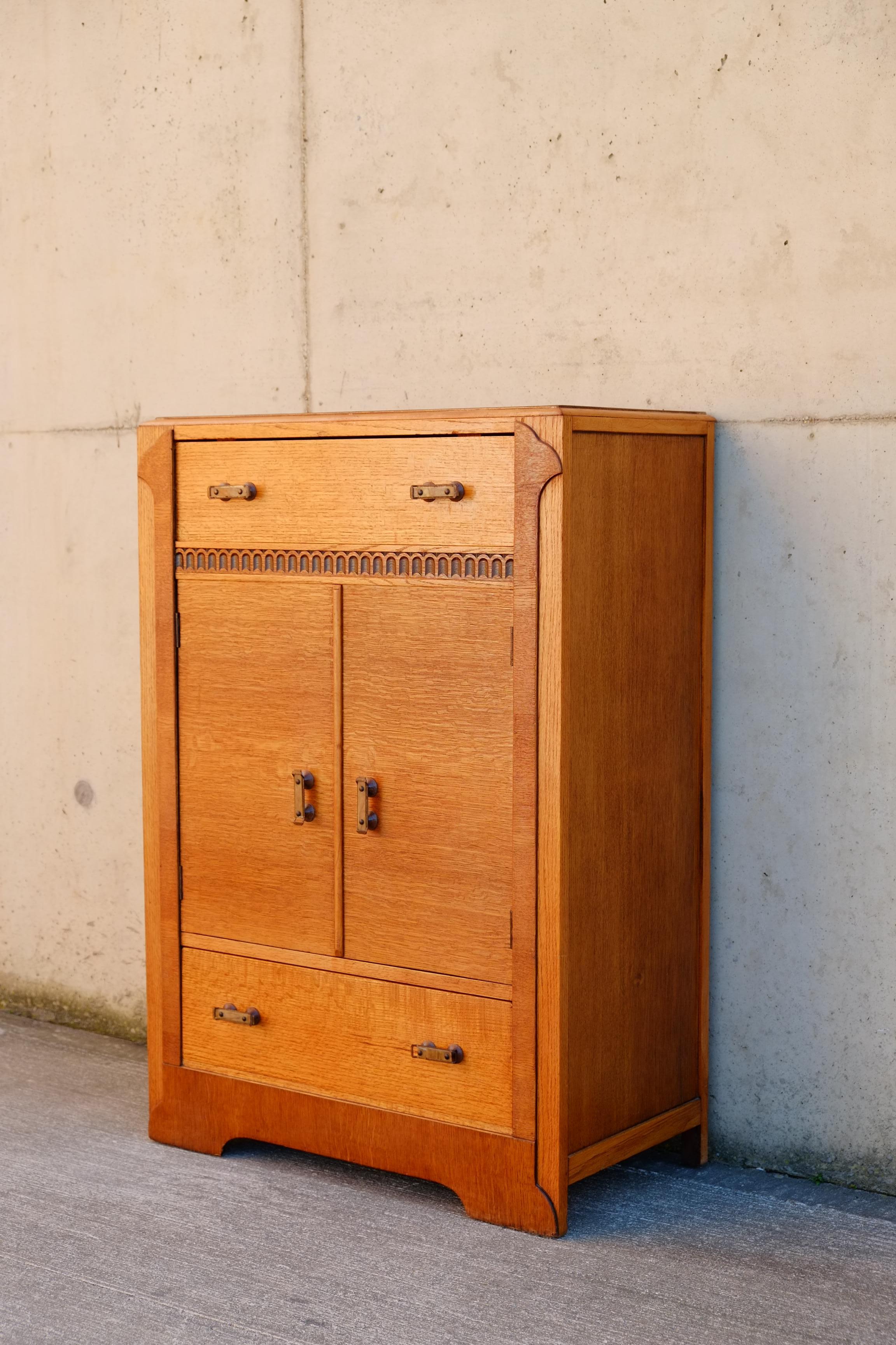 Tallboy en chêne anglais Art Deco des années 1940 4