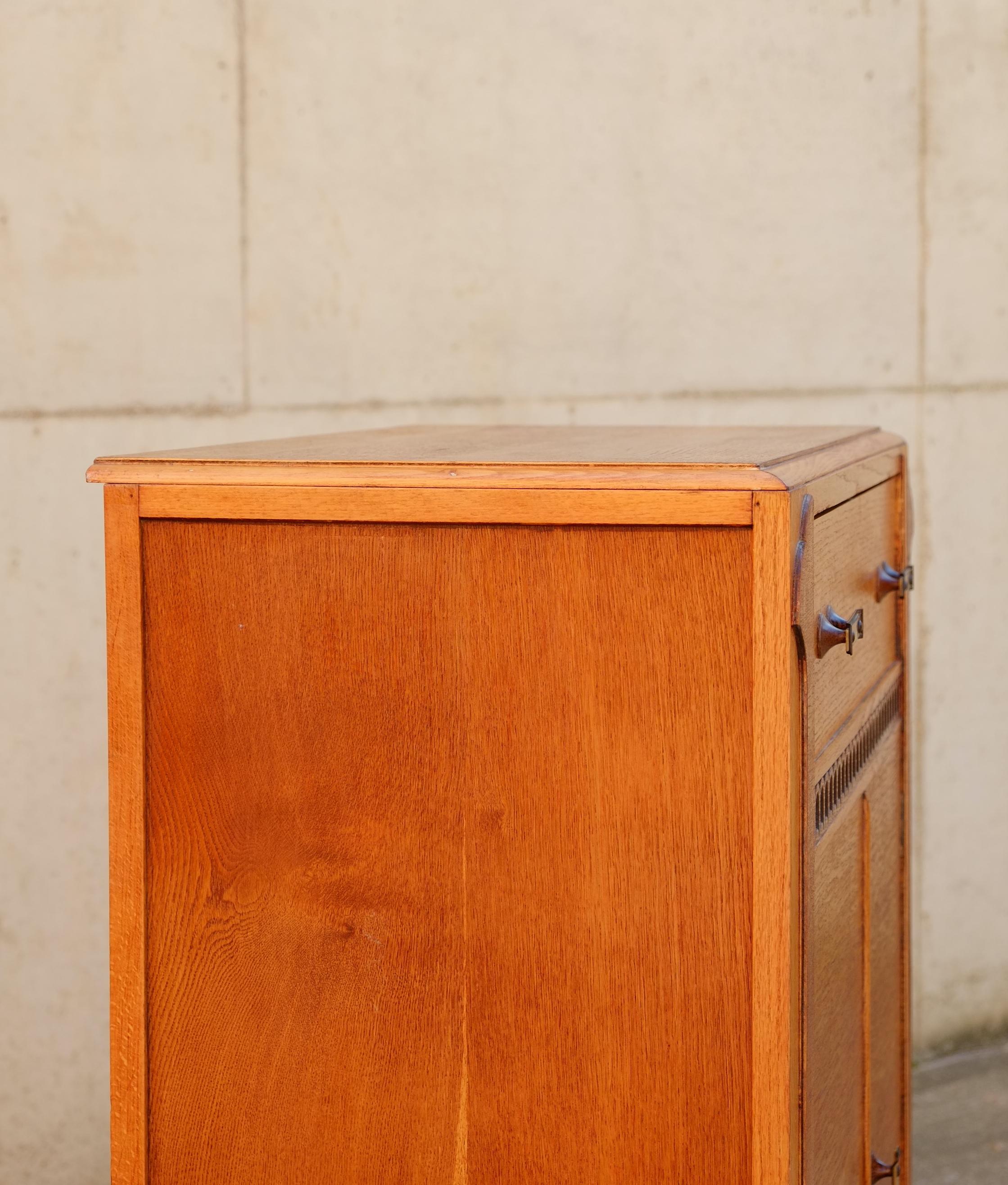 Tallboy en chêne anglais Art Deco des années 1940 10