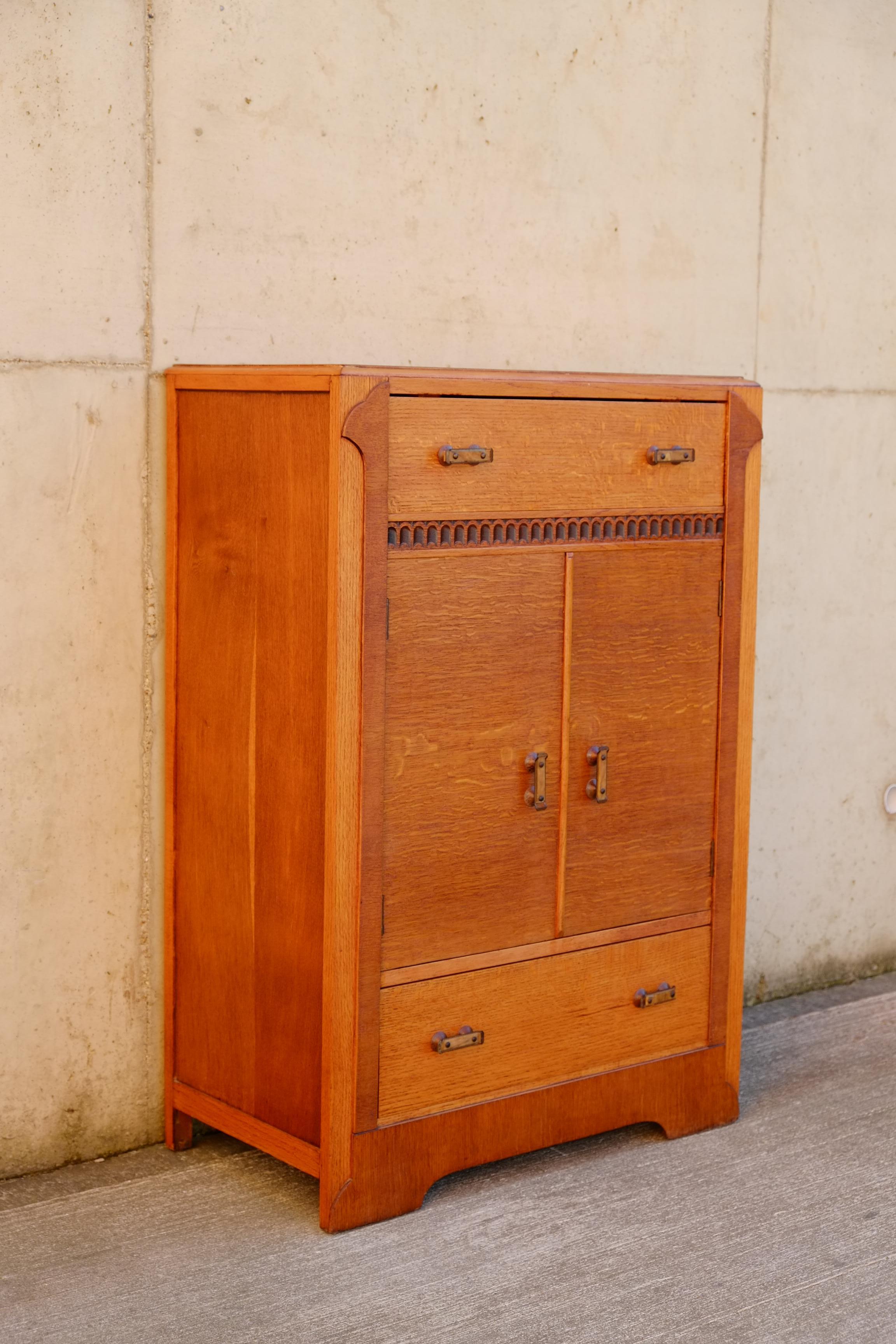 Art déco Tallboy en chêne anglais Art Deco des années 1940