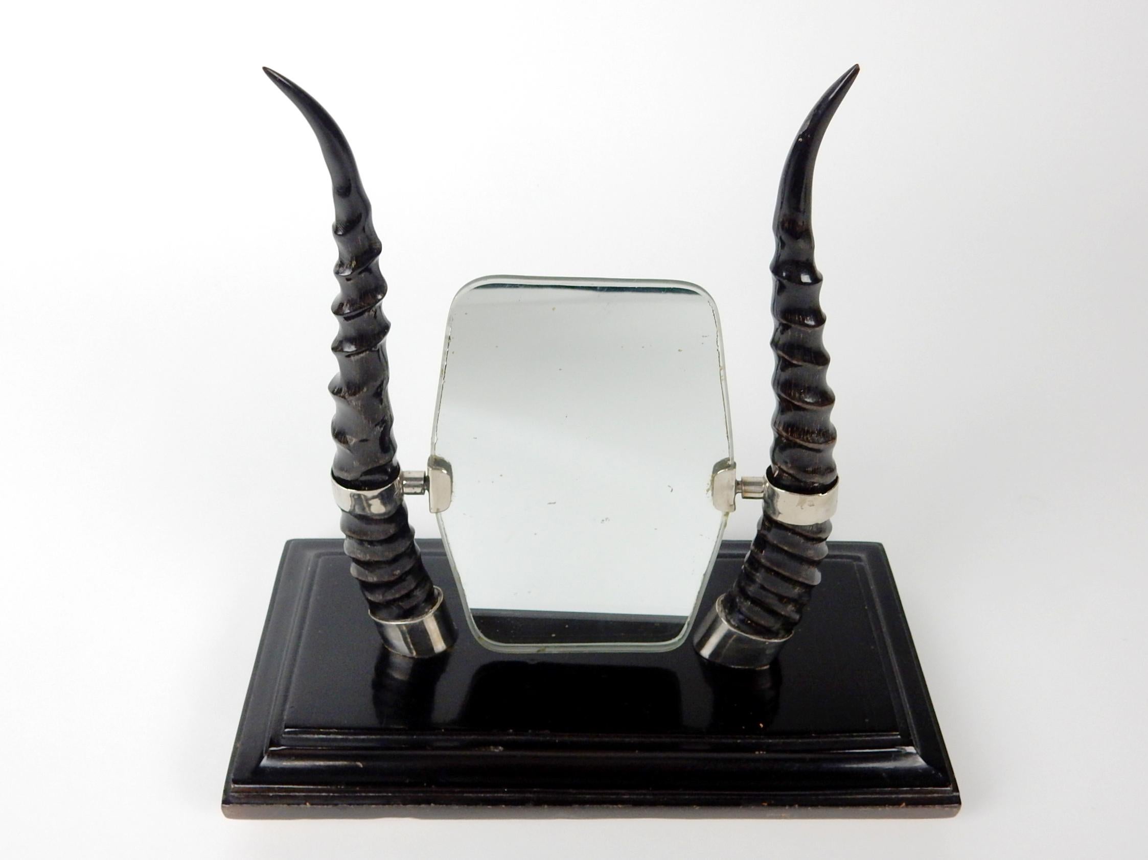 Miroir de table exotique de l'époque Art Déco en corne d'antilope africaine et argent monnayé martelé.
Charmante pièce décorative à petite échelle datant des années 1940. Dimensions : Hauteur de 12-1/2