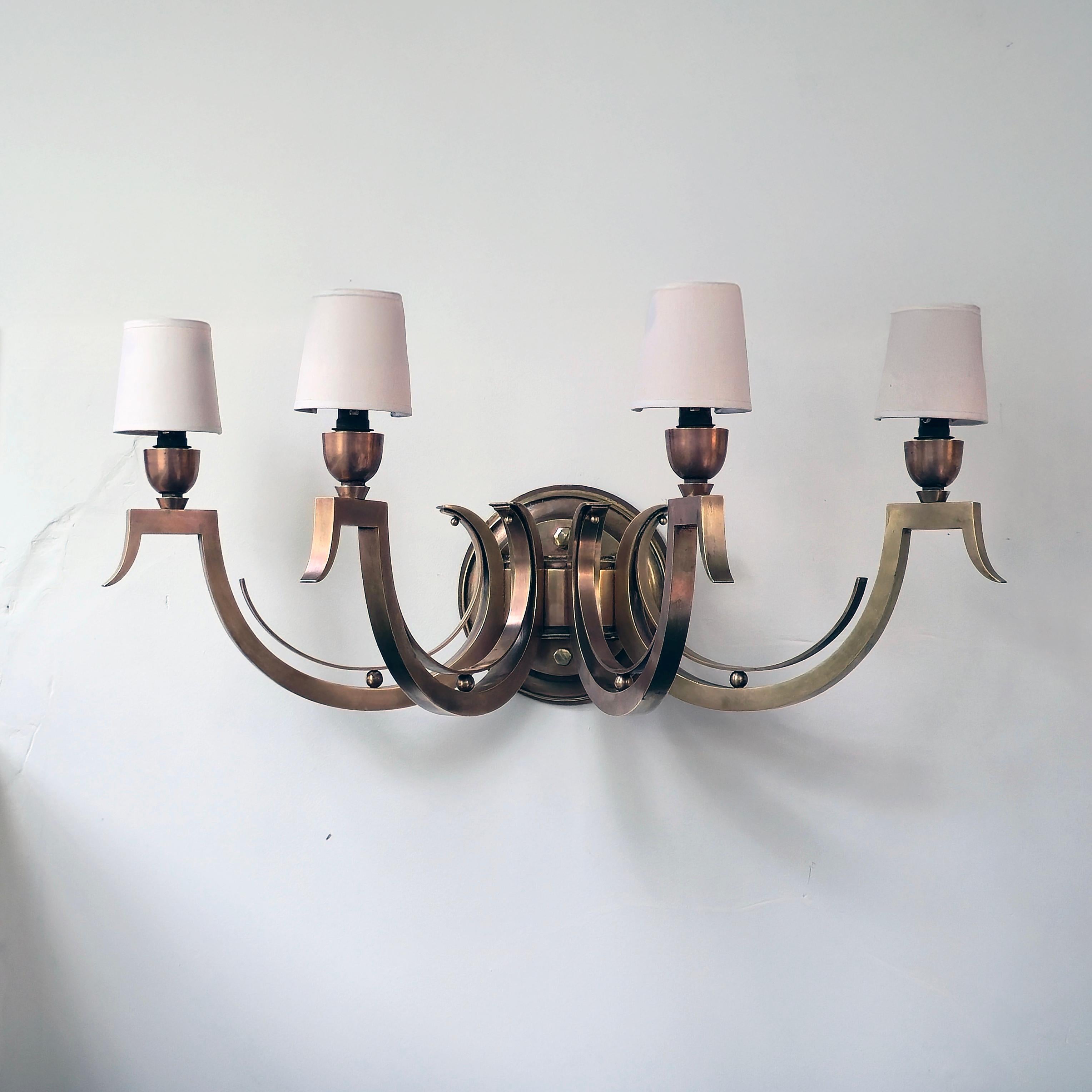 1940er Art Deco  Wandleuchter aus französischer Bronze mit vier Armen (Art déco) im Angebot