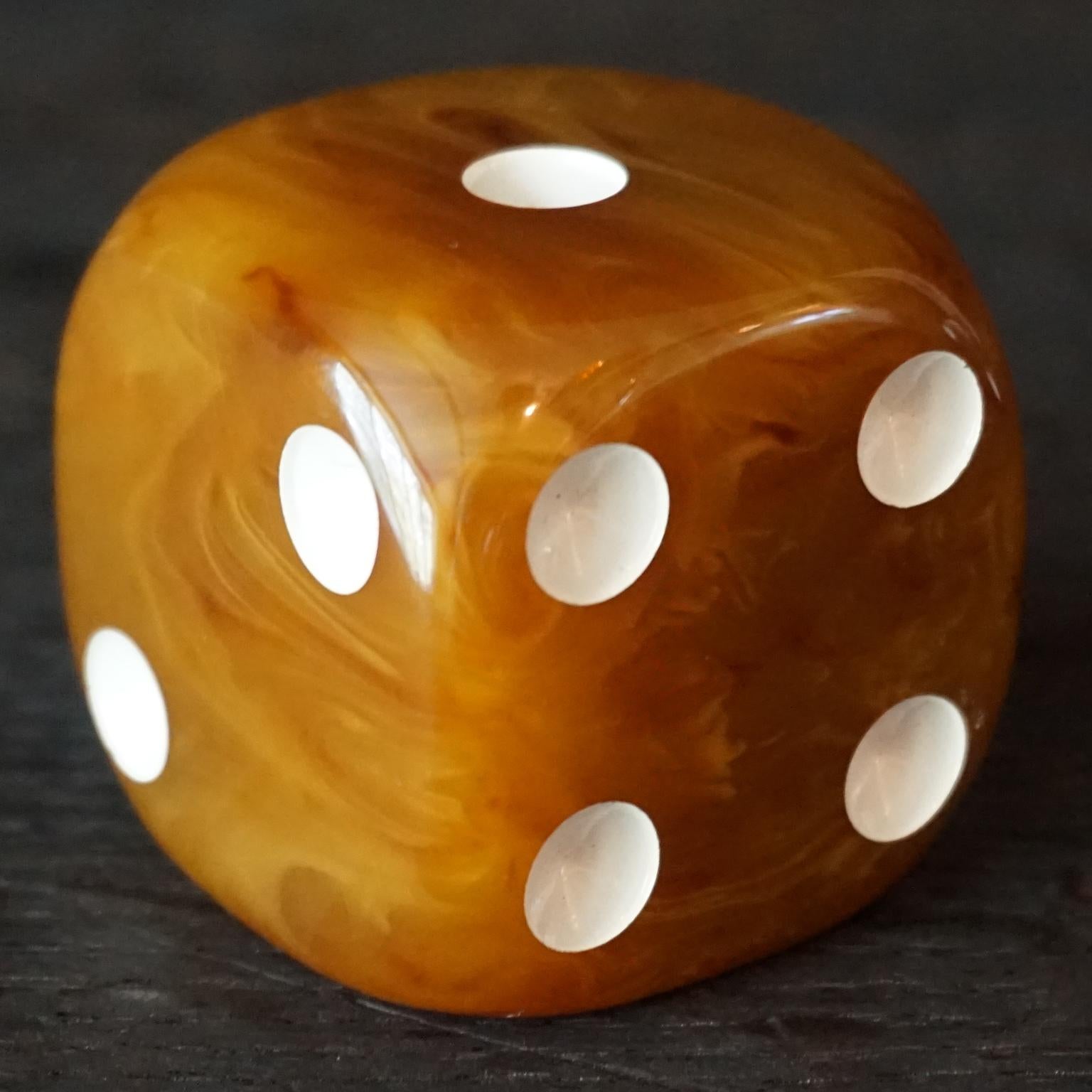 1940s Art Deco French Oversized set of two Bakelite Butterscotch Caramel Dice For Sale 6