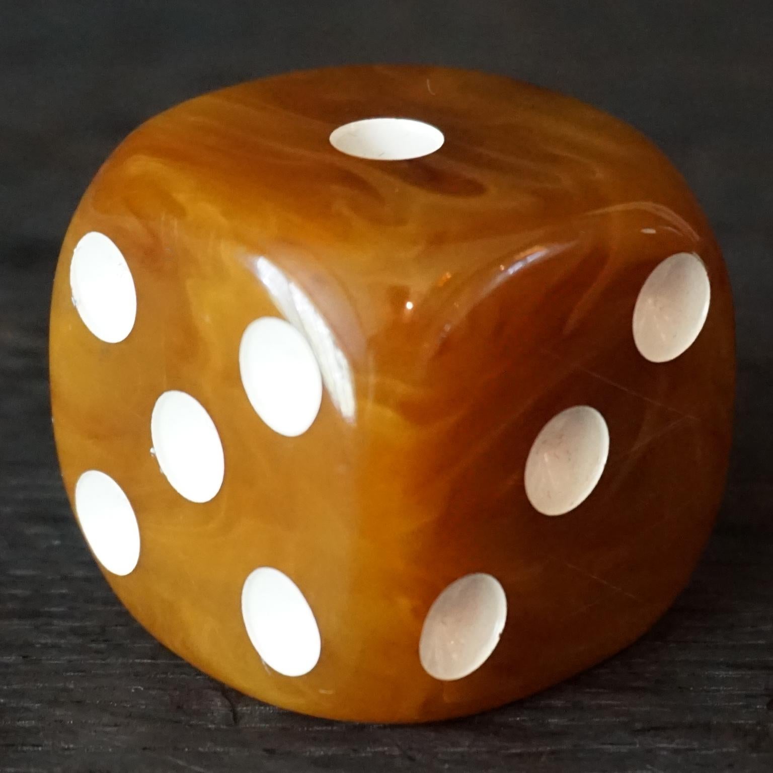 1940s Art Deco French Oversized set of two Bakelite Butterscotch Caramel Dice For Sale 7