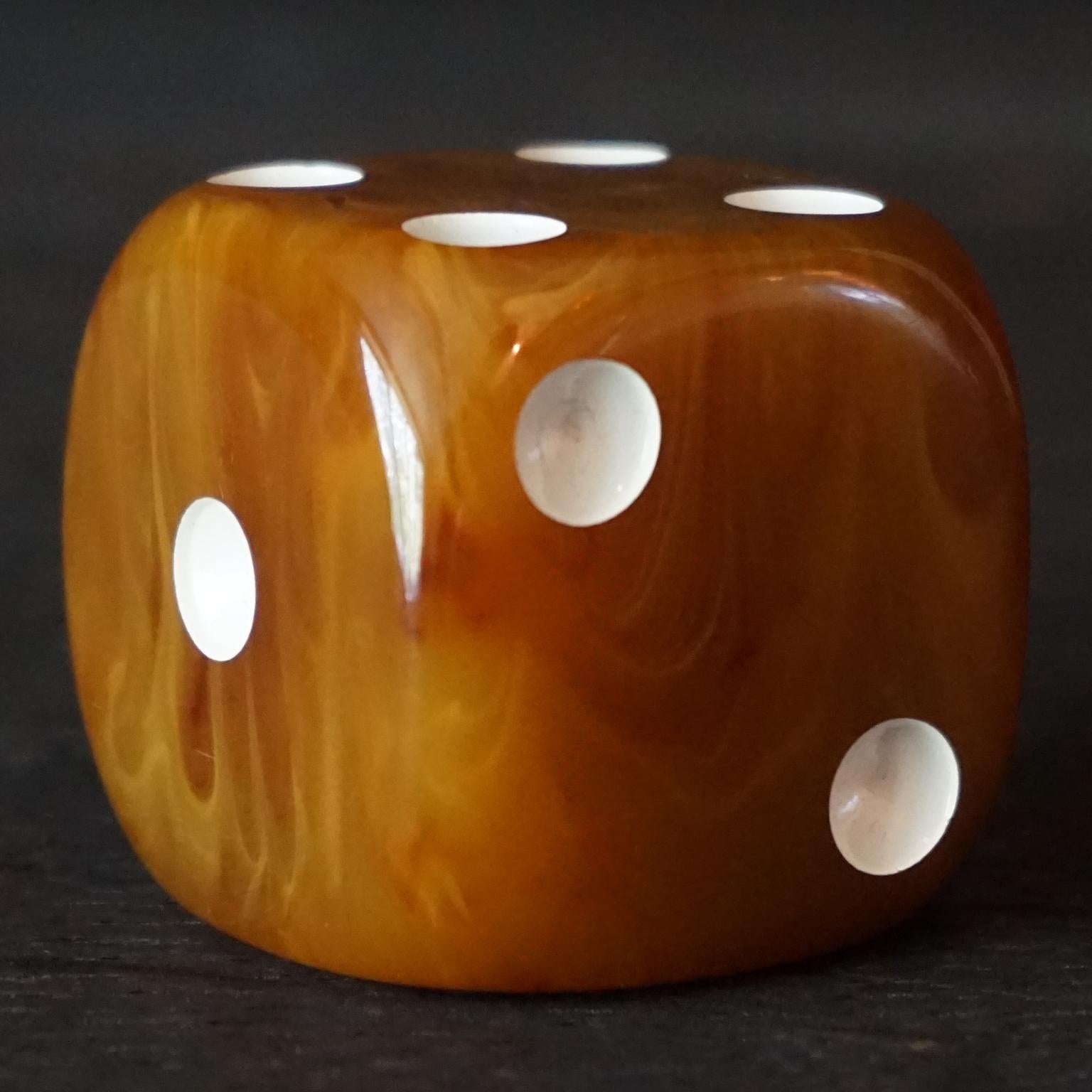 1940s Art Deco French Oversized set of two Bakelite Butterscotch Caramel Dice For Sale 8