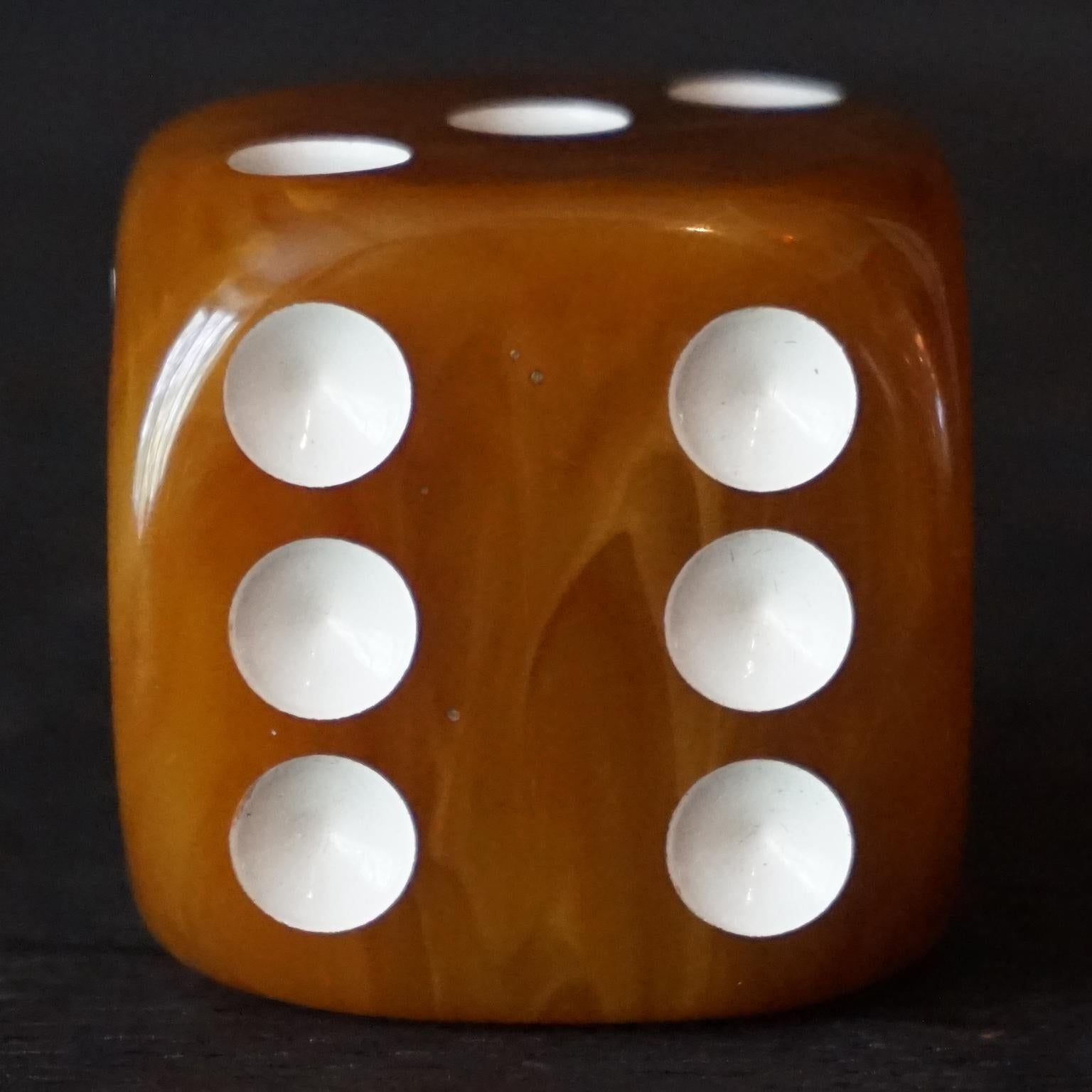 1940s Art Deco French Oversized set of two Bakelite Butterscotch Caramel Dice For Sale 9