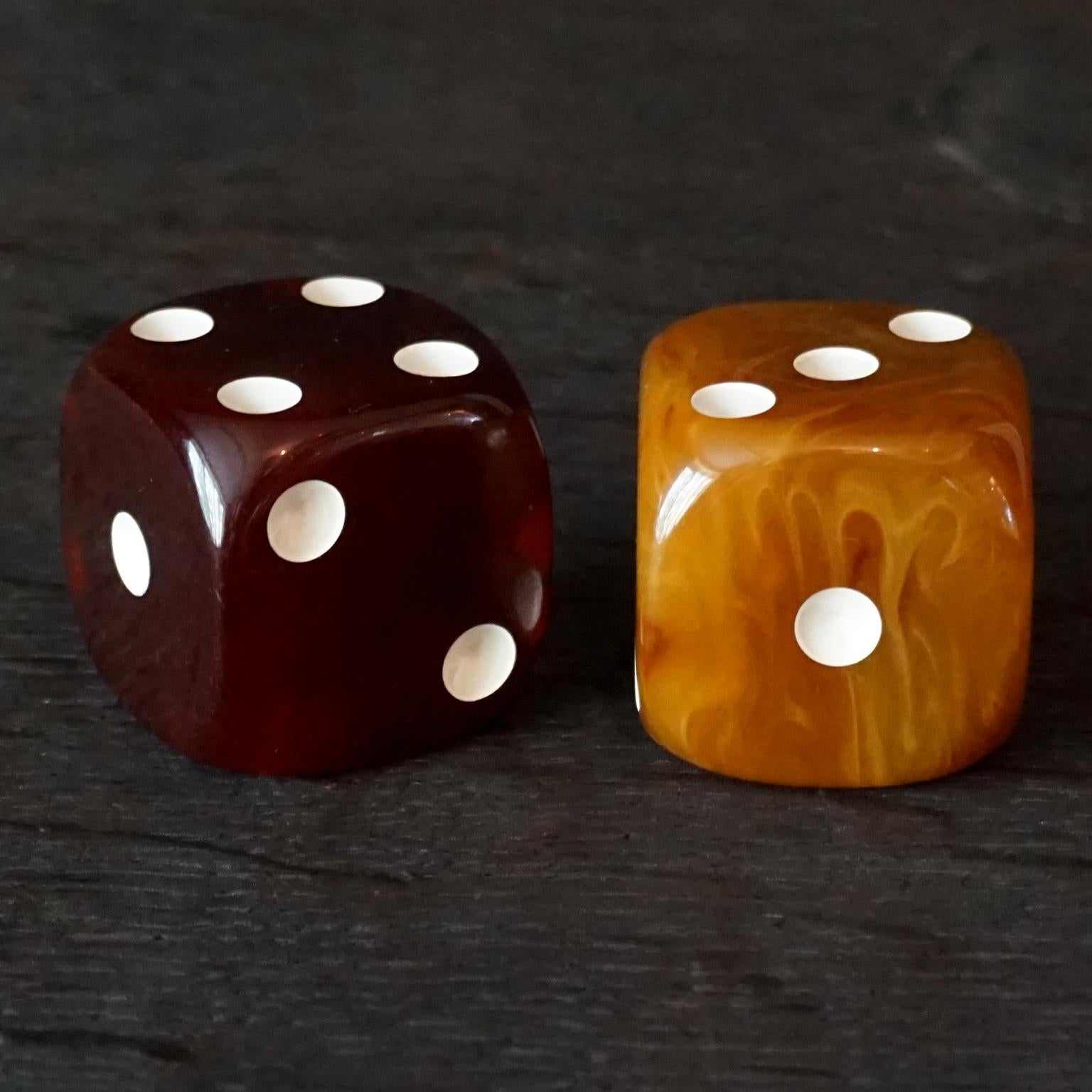 1940s Art Deco French Oversized set of two Bakelite Butterscotch Caramel Dice In Good Condition For Sale In Haarlem, NL