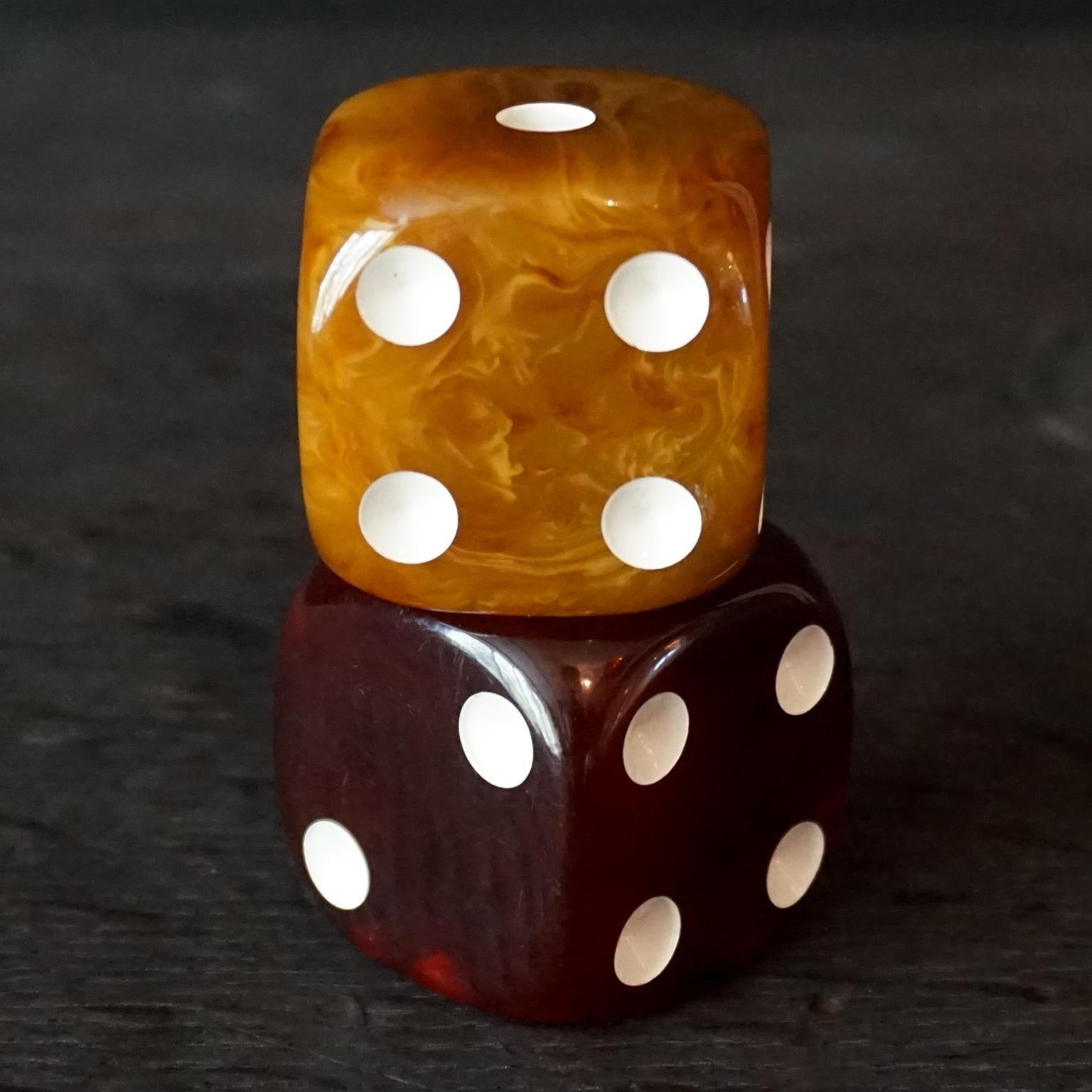 1940s Art Deco French Oversized set of two Bakelite Butterscotch Caramel Dice For Sale 1