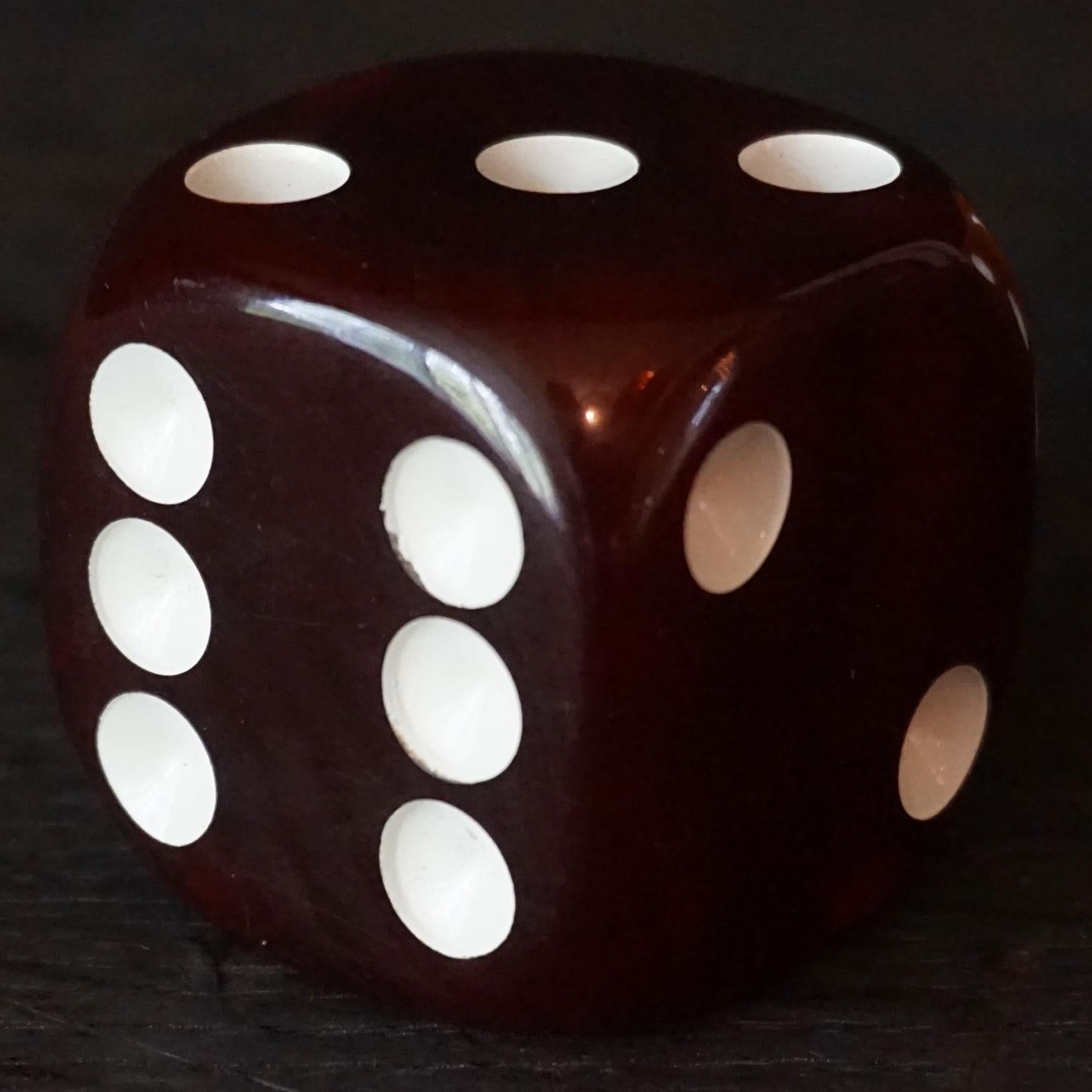 1940s Art Deco French Oversized set of two Bakelite Butterscotch Caramel Dice For Sale 2