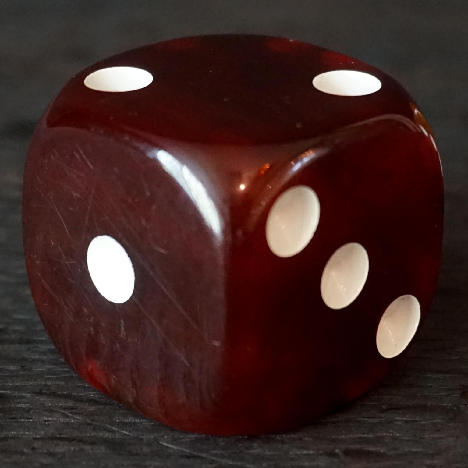 1940s Art Deco French Oversized set of two Bakelite Butterscotch Caramel Dice For Sale 3